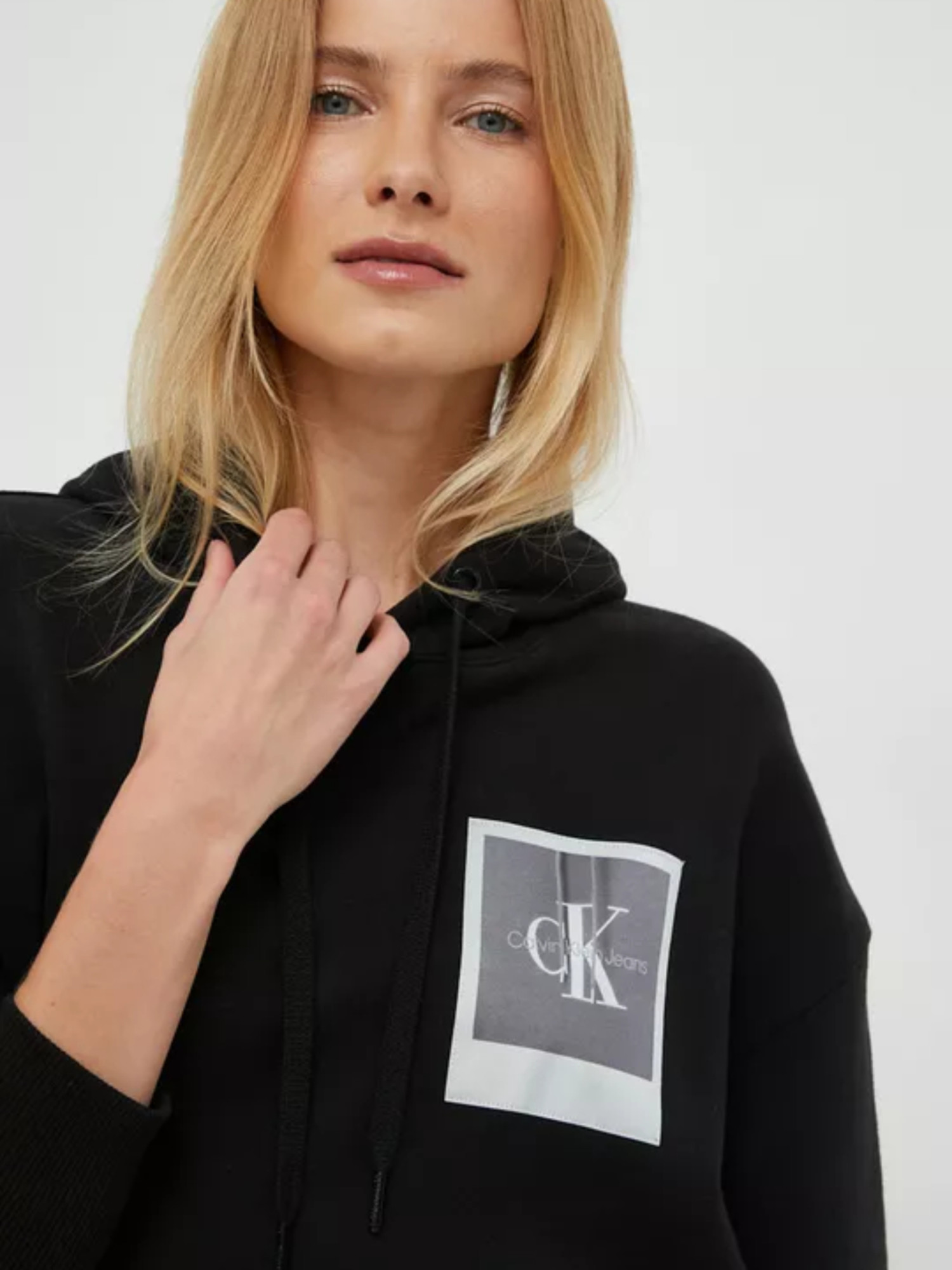 detail Calvin Klein dámske čierne teplákové šaty