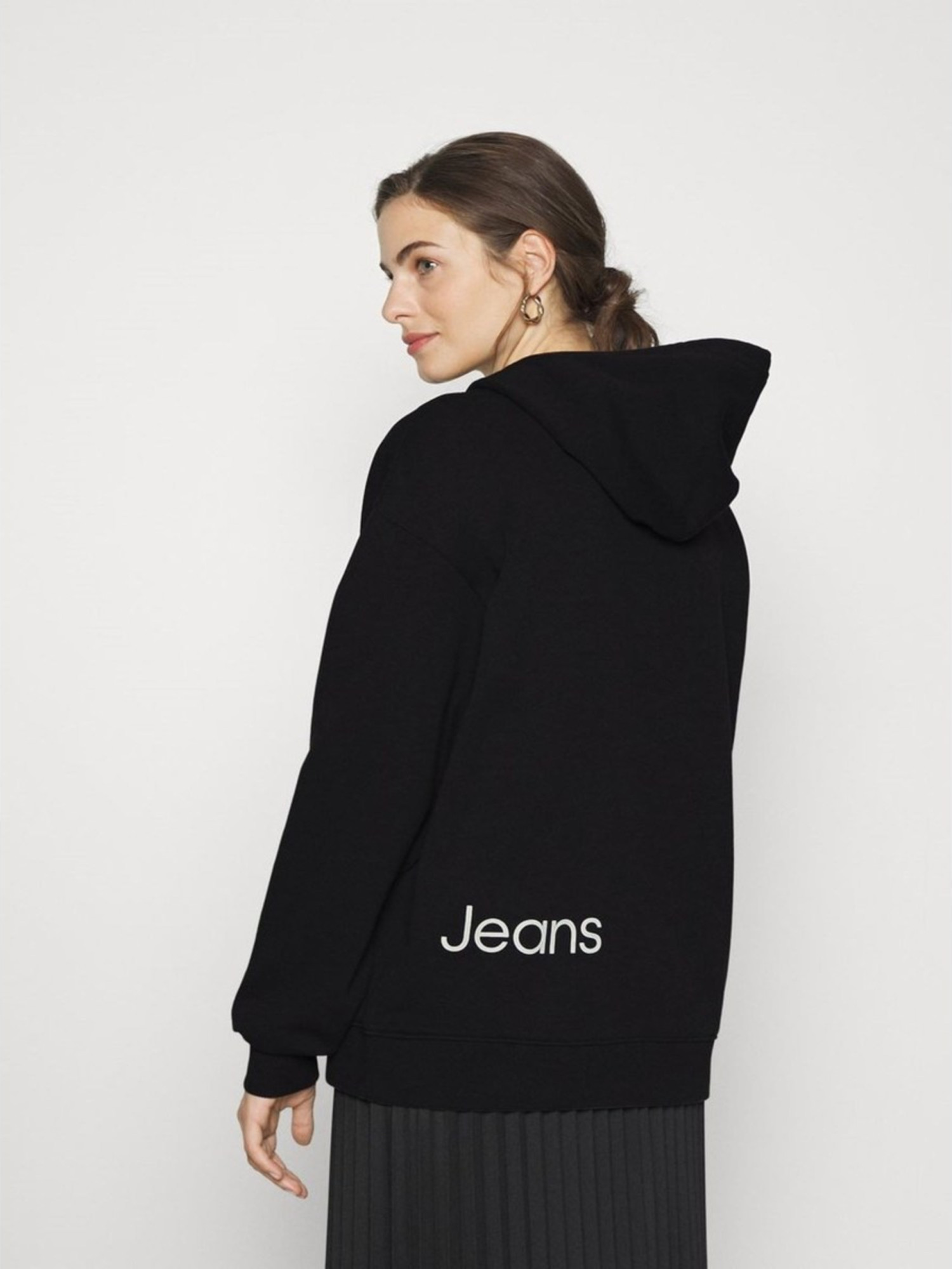 detail Calvin Klein dámska čierna mikina Oversized