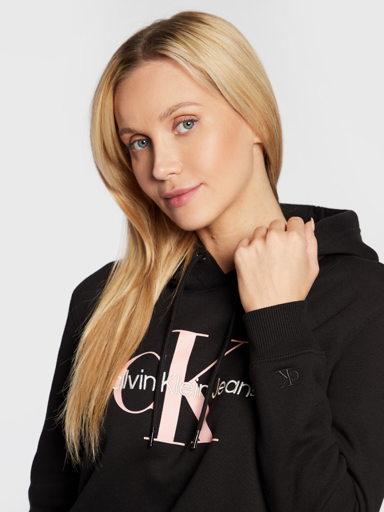 detail Calvin Klein dámska čierna mikina Iconic