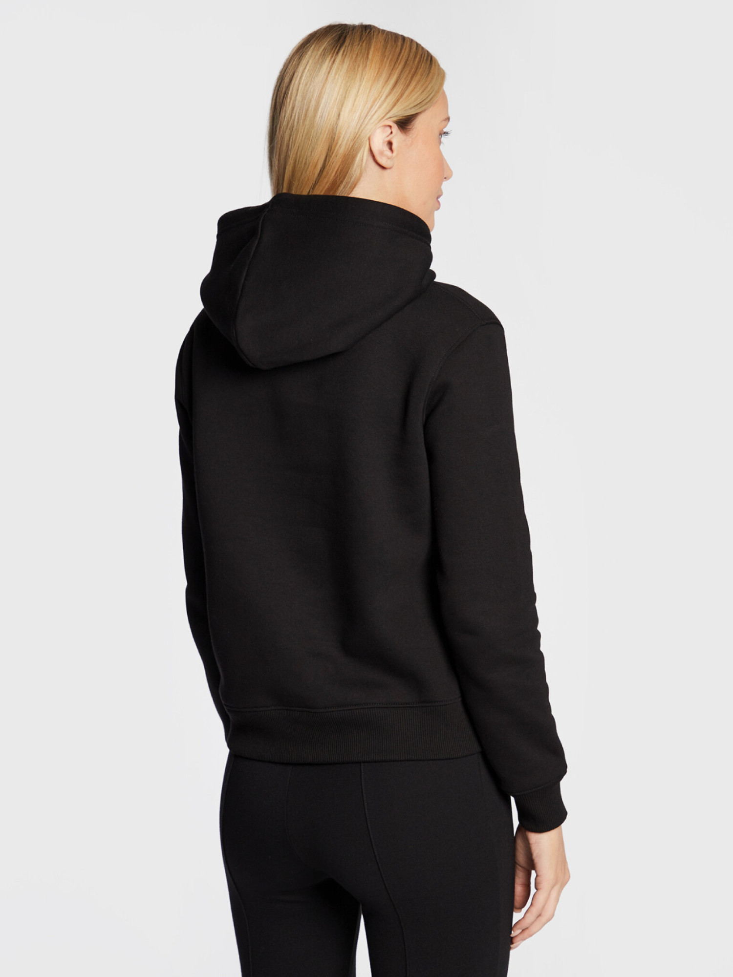 detail Calvin Klein dámska čierna mikina Iconic