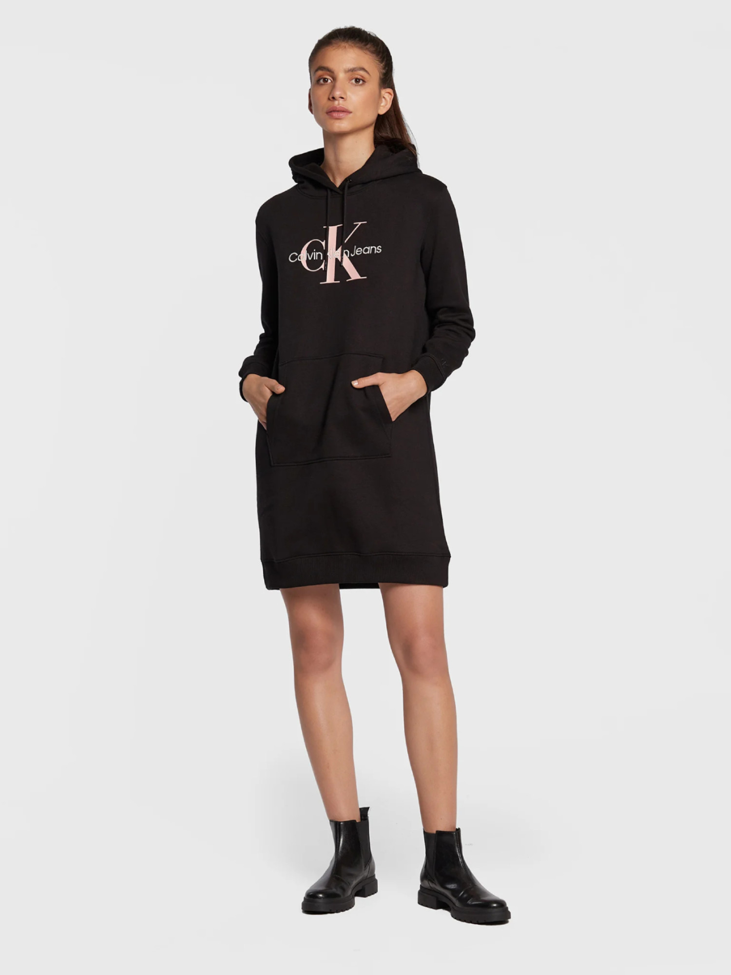 detail Calvin Klein dámske čierne teplákové šaty