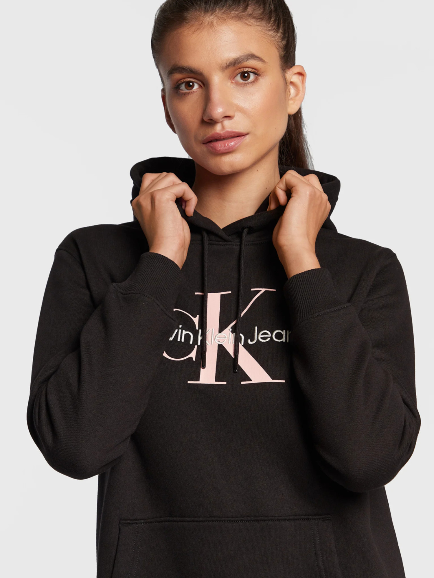 detail Calvin Klein dámske čierne teplákové šaty