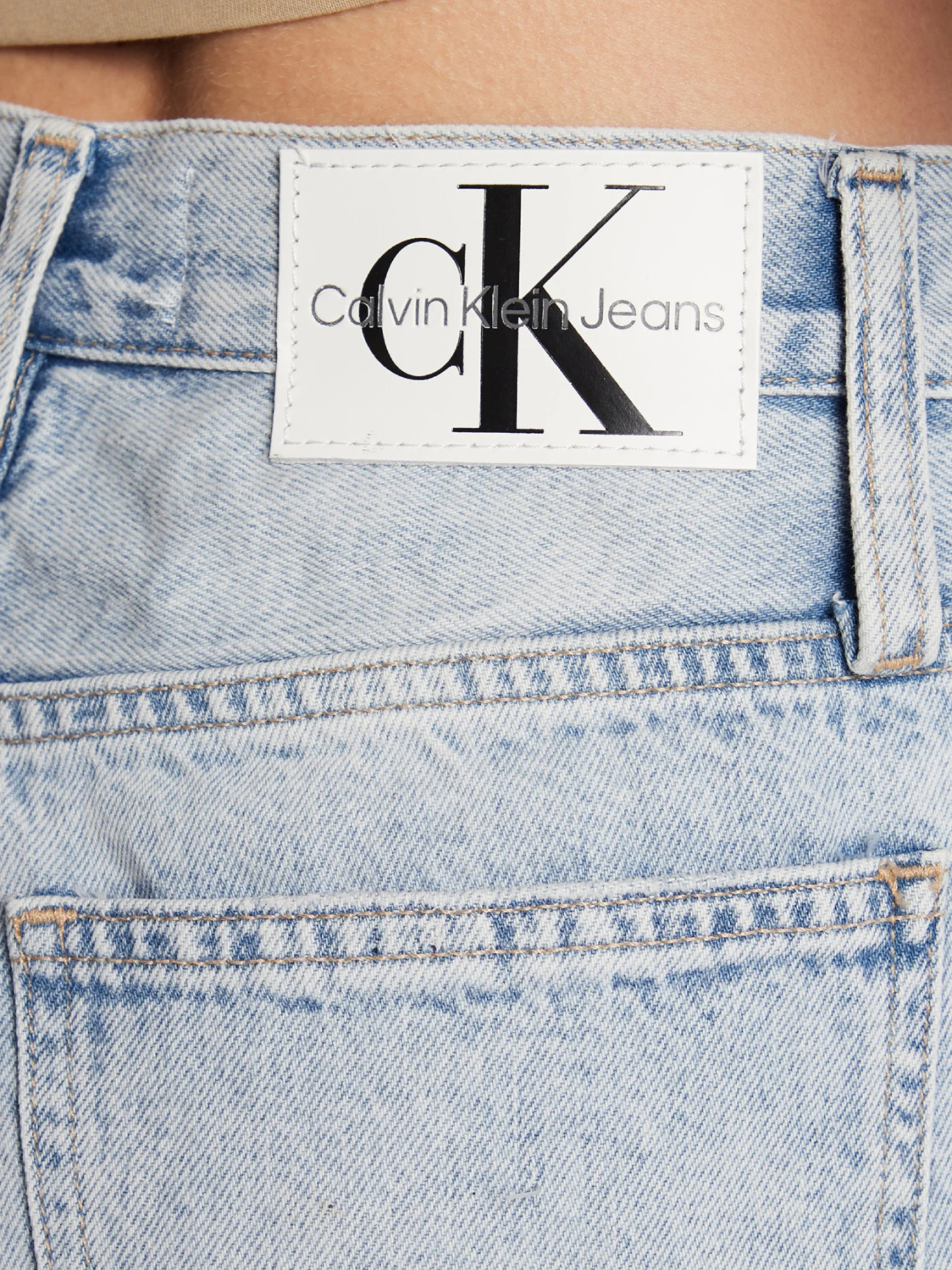 detail Calvin Klein dámske modré džínsy