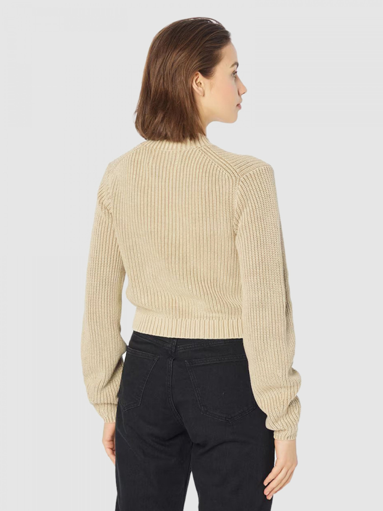 detail Calvin Klein dámsky béžový sveter