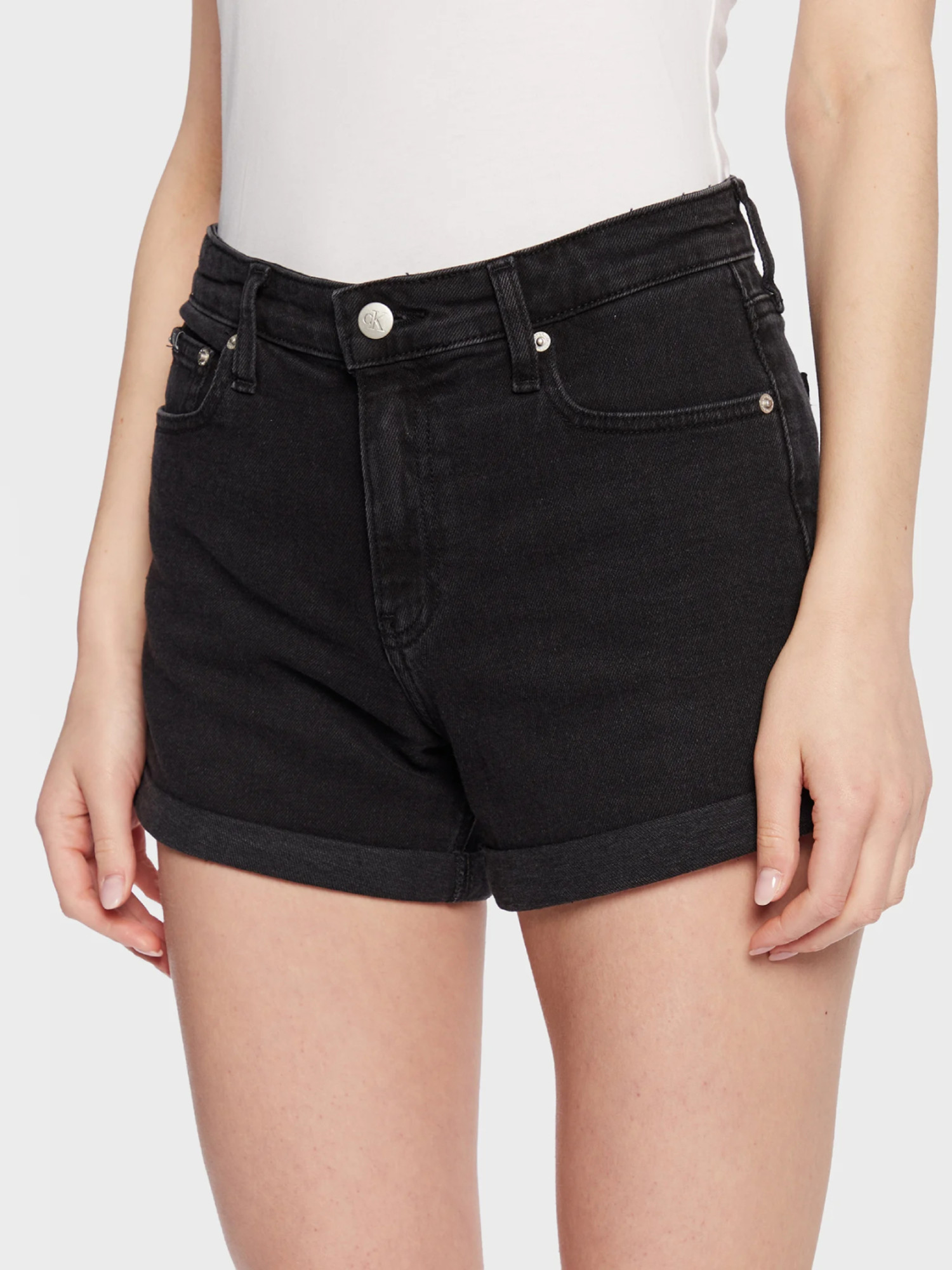 detail Calvin Klein dámske čierne džínsové šortky