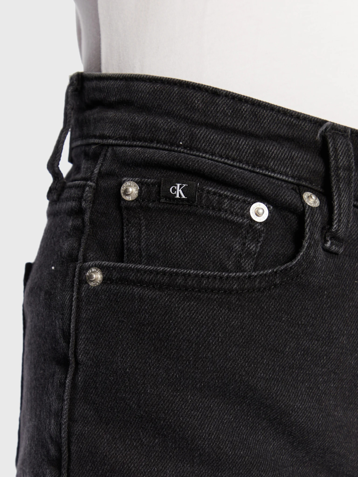 detail Calvin Klein dámske čierne džínsové šortky