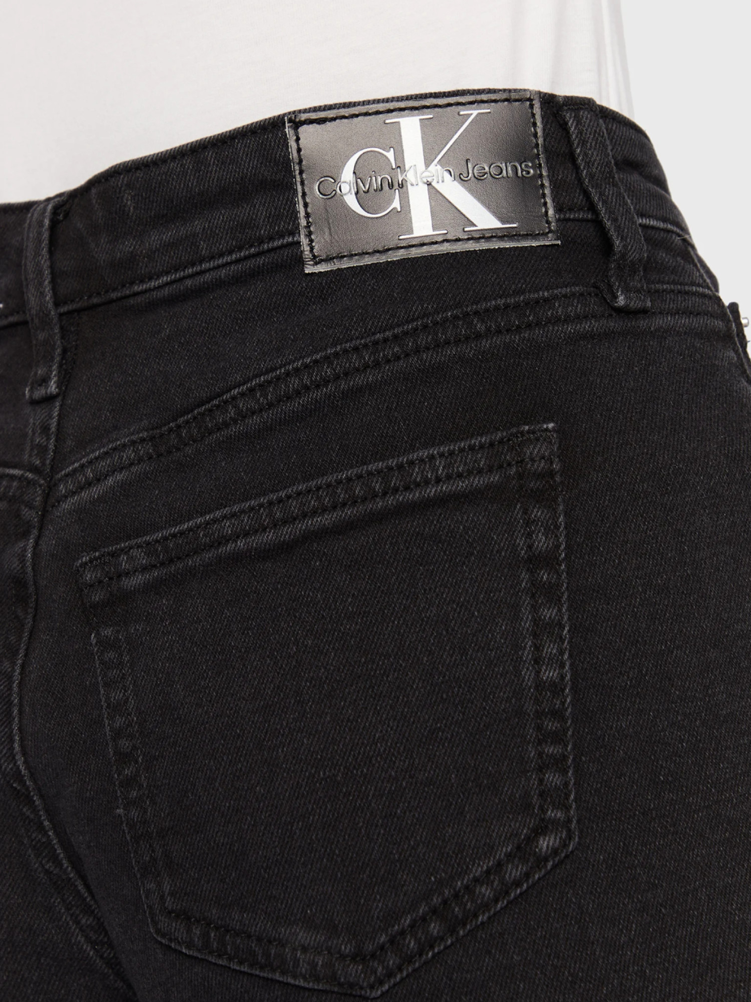 detail Calvin Klein dámske čierne džínsové šortky