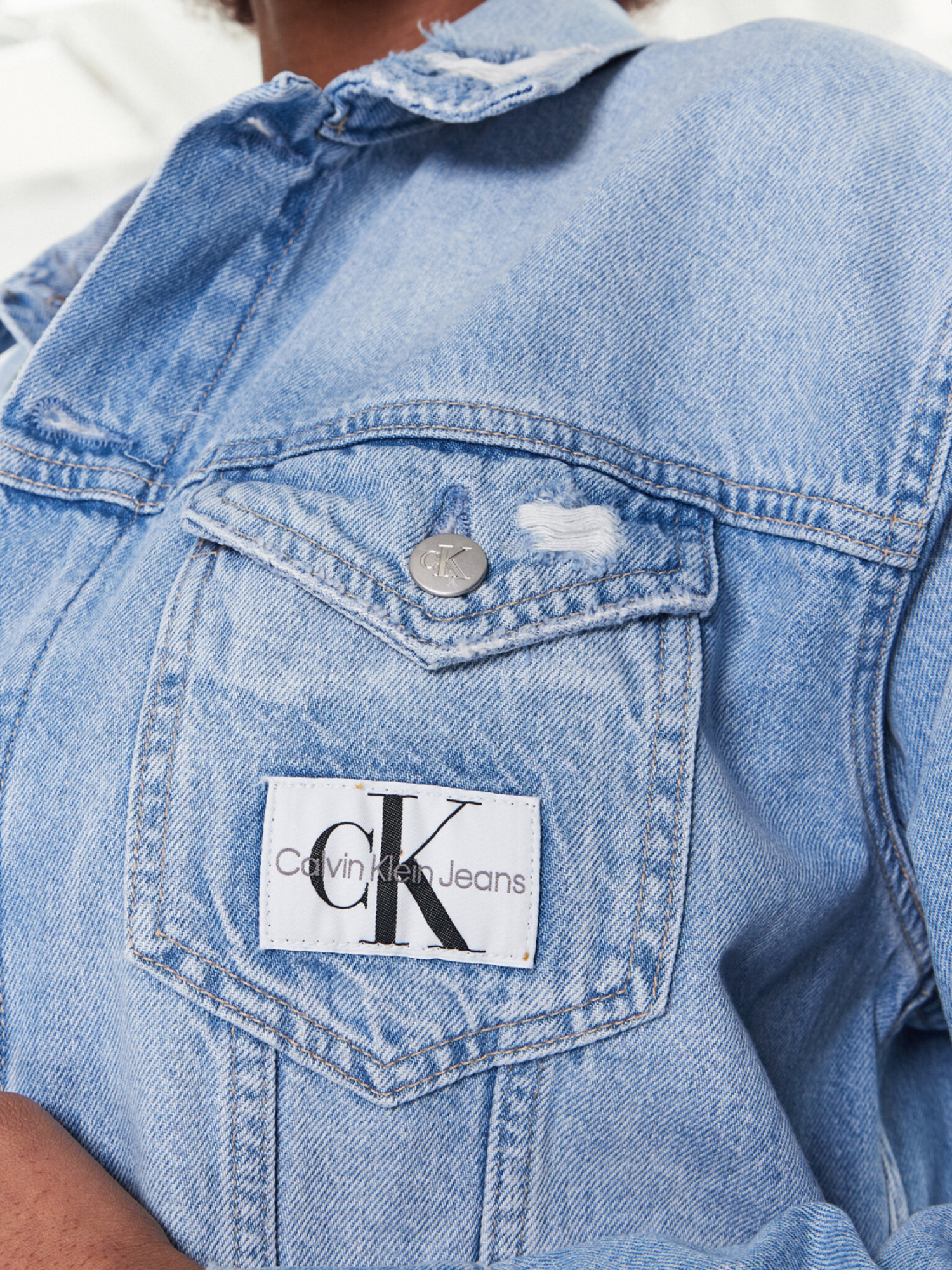 detail Calvin Klein dámska svetlo modrá džínsová bunda