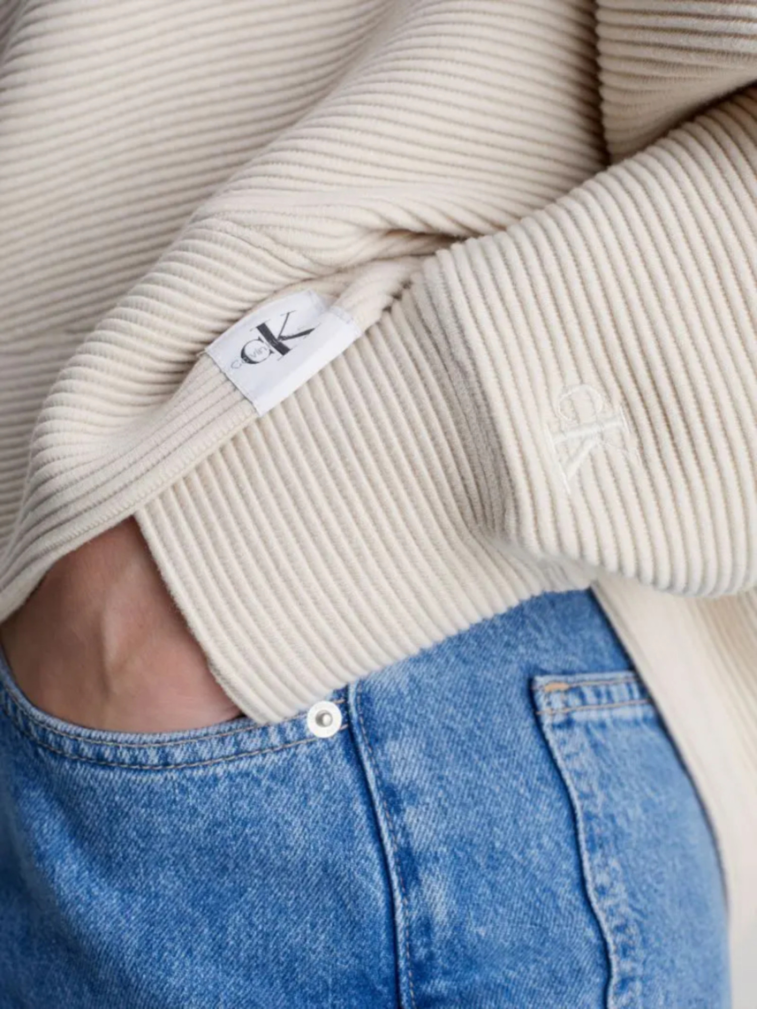 detail Calvin Klein dámska béžová mikina
