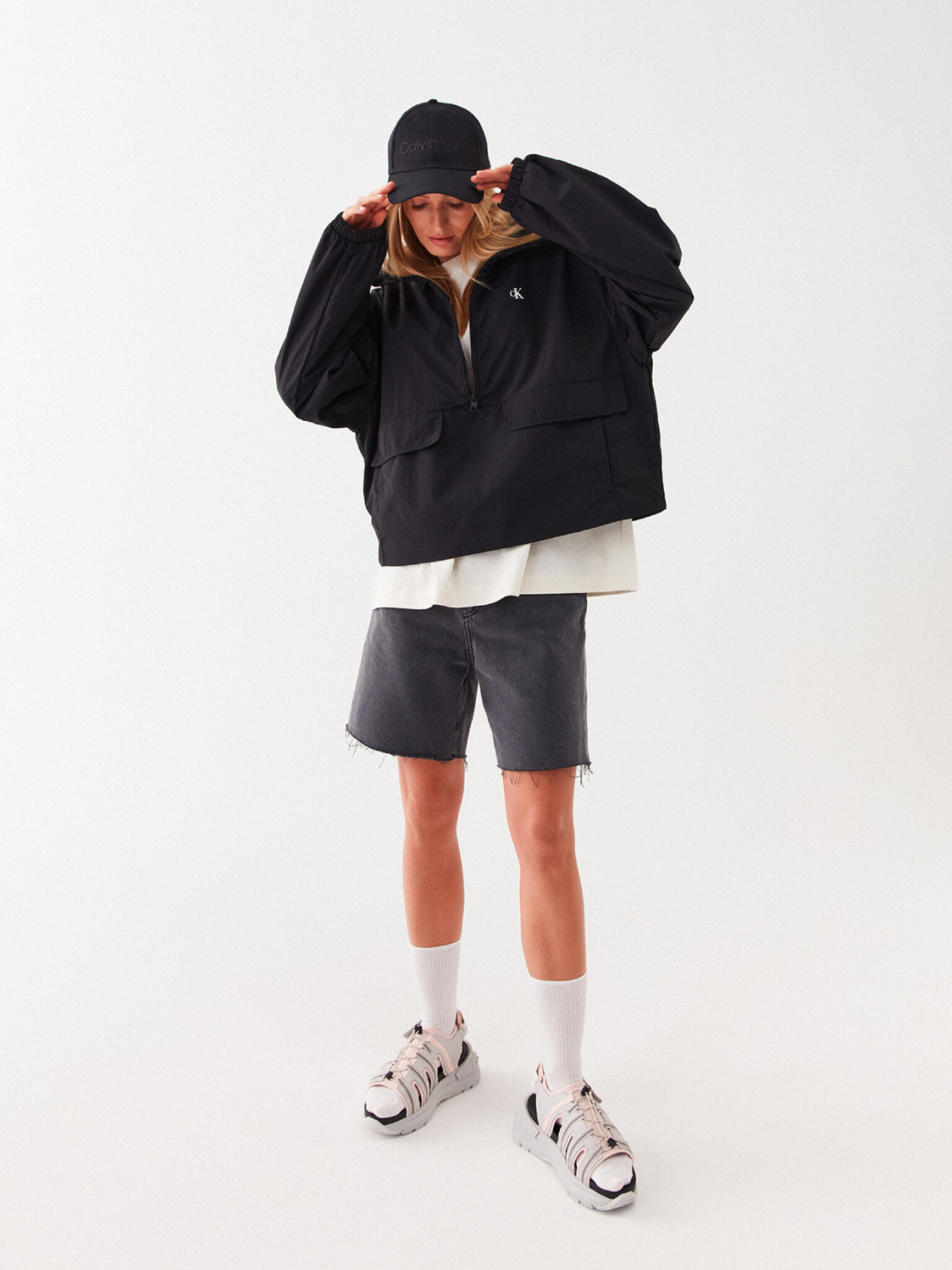 detail Calvin Klein dámska čierna bunda