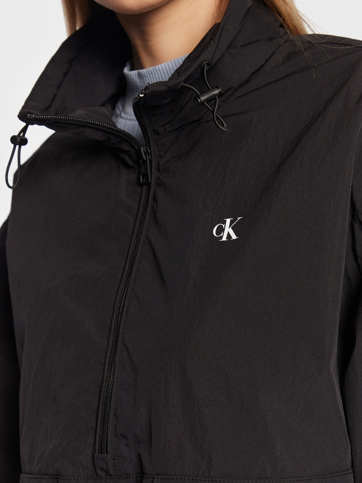 detail Calvin Klein dámska čierna bunda