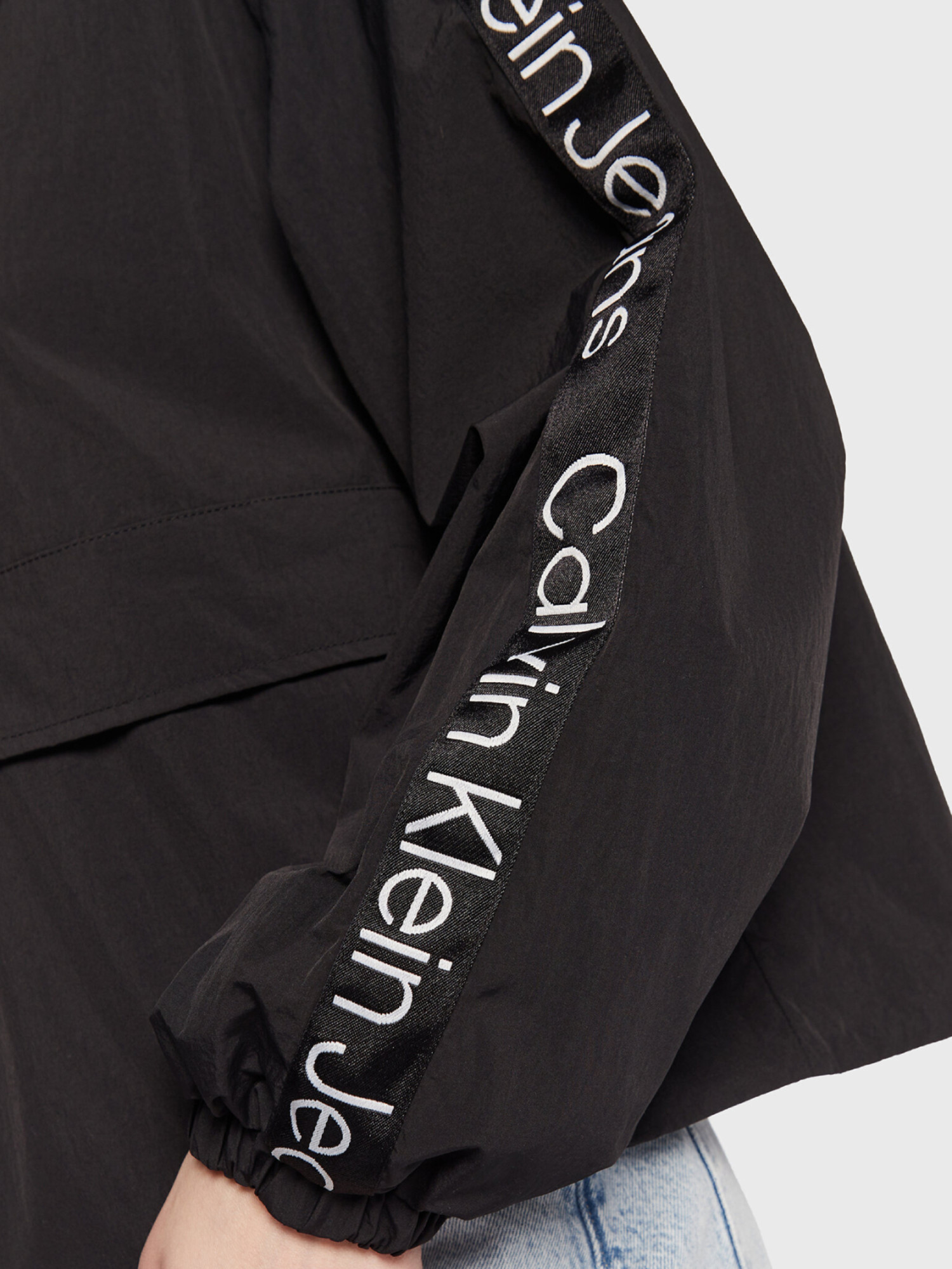 detail Calvin Klein dámska čierna bunda
