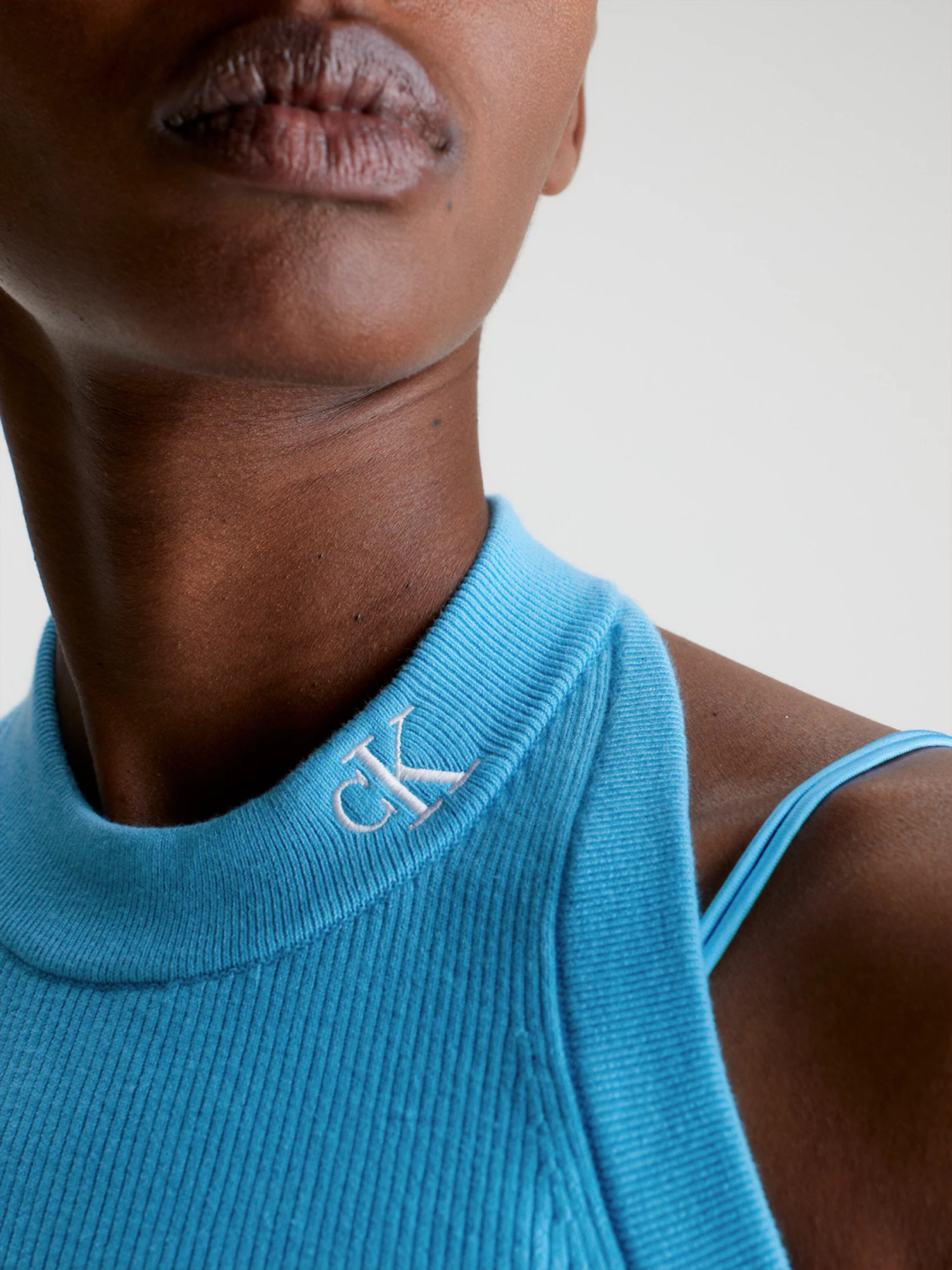detail Calvin Klein dámske modré šaty HALTERNECK KNITTED DRESS