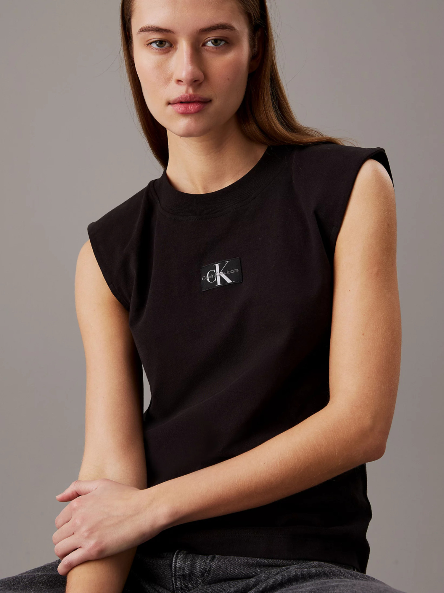 detail Calvin Klein dámske čierne tričko