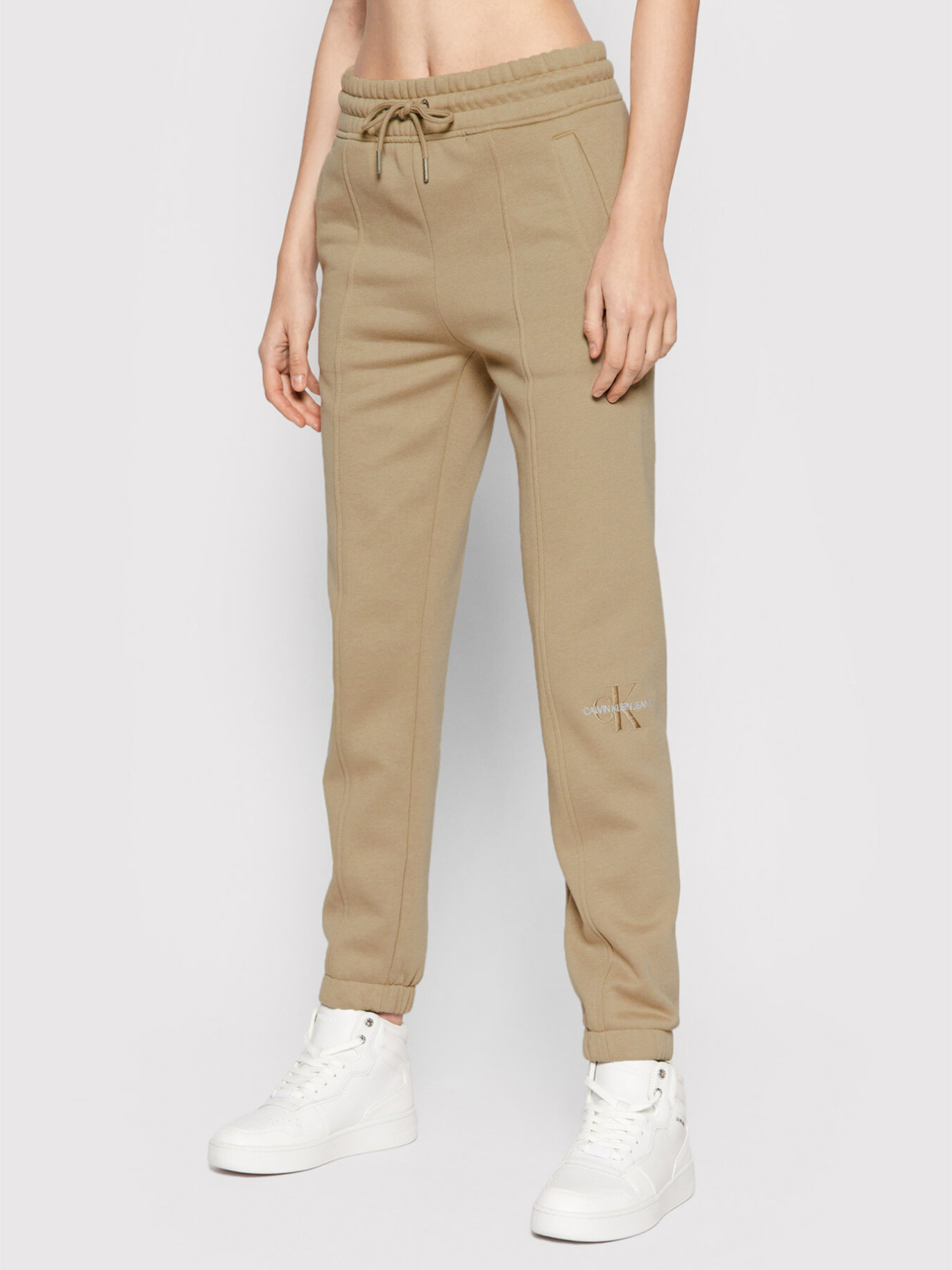 detail Calvin Klein dámske béžové tepláky