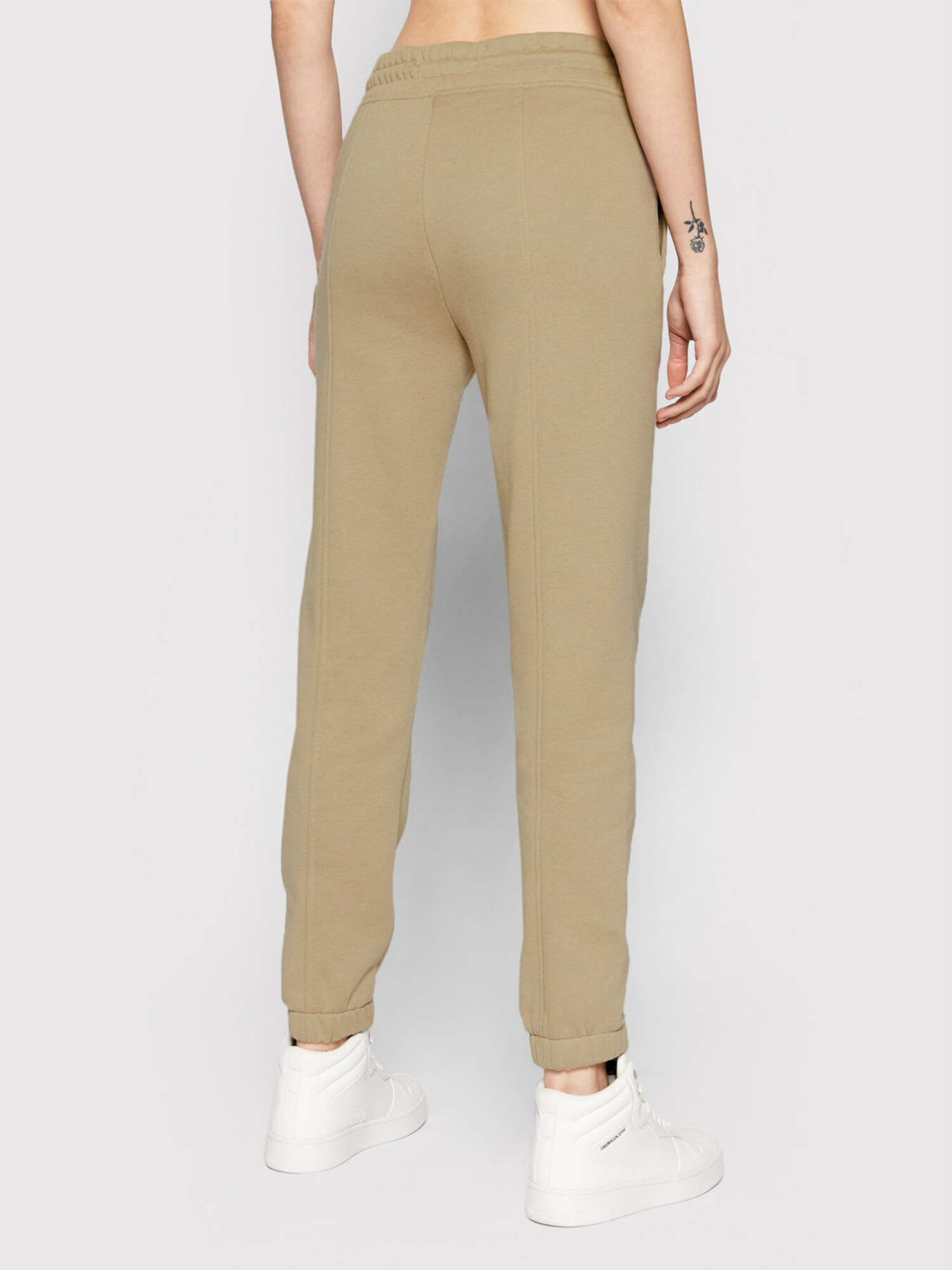 detail Calvin Klein dámske béžové tepláky
