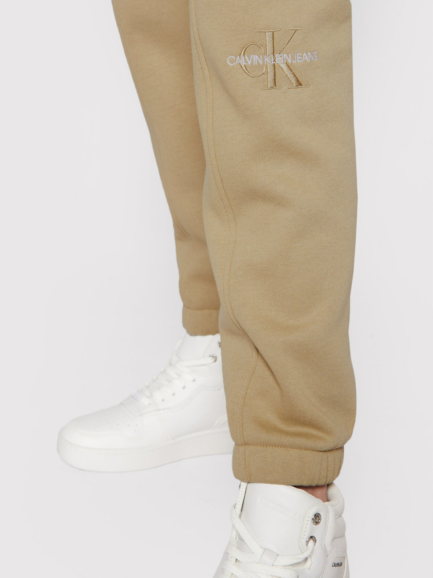 detail Calvin Klein dámske béžové tepláky