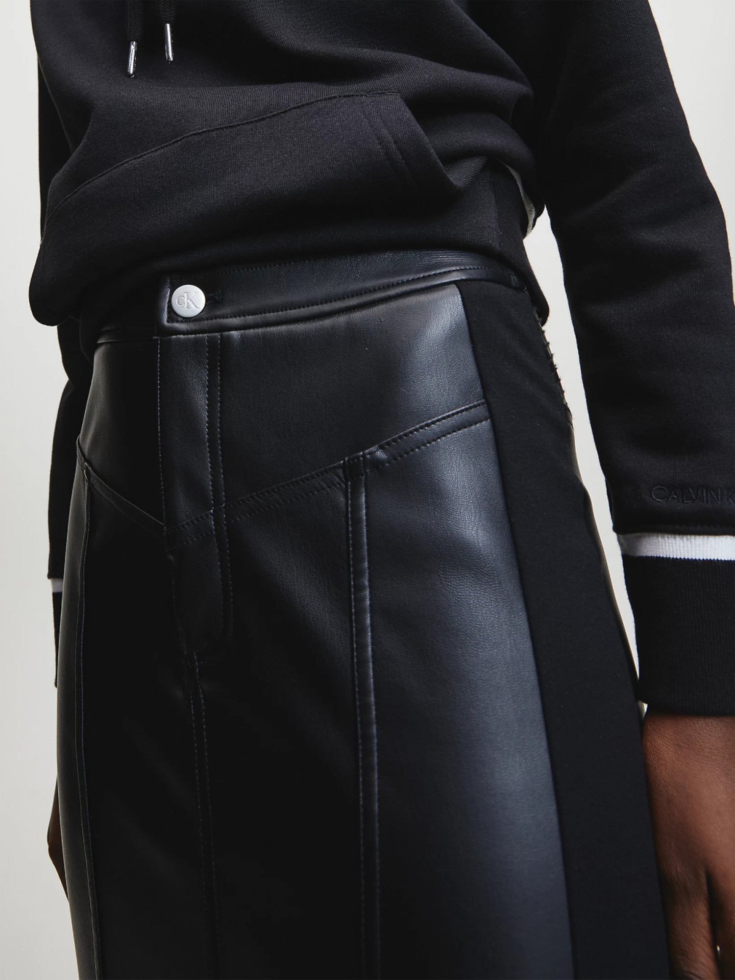 detail Calvin Klein dámska čierna puzdrová sukňa