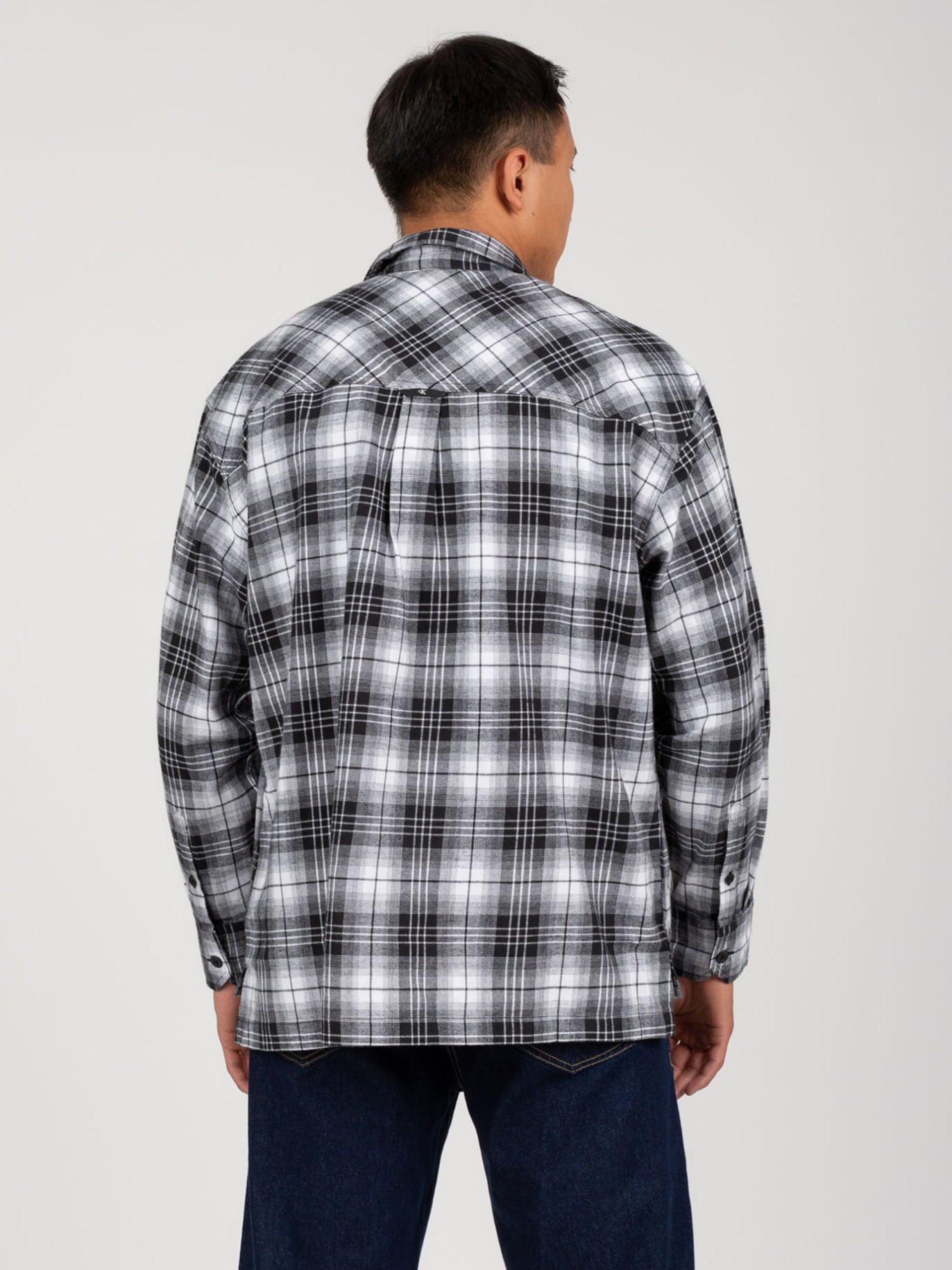 detail Calvin Klein pánska kockovaná košeľa