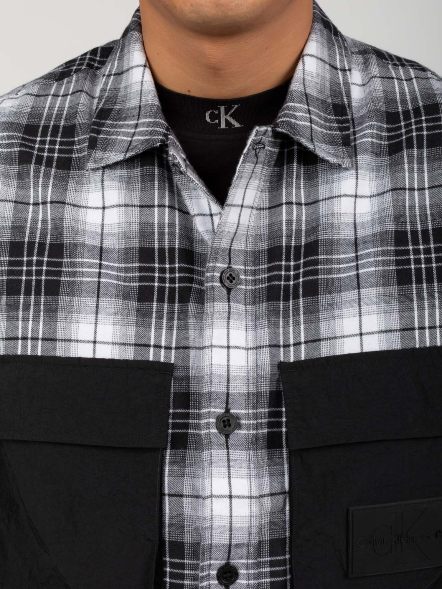detail Calvin Klein pánska kockovaná košeľa