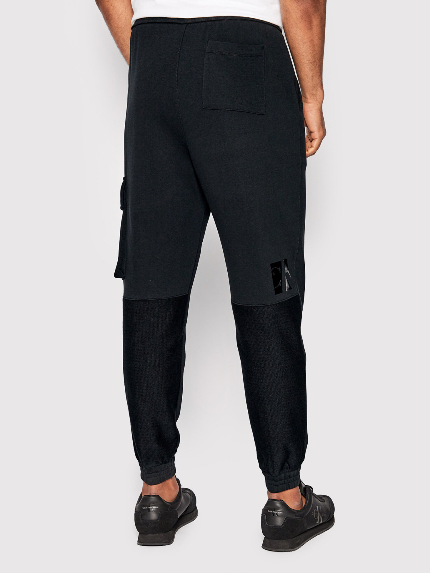 detail Calvin Klein pánske čierne tepláky