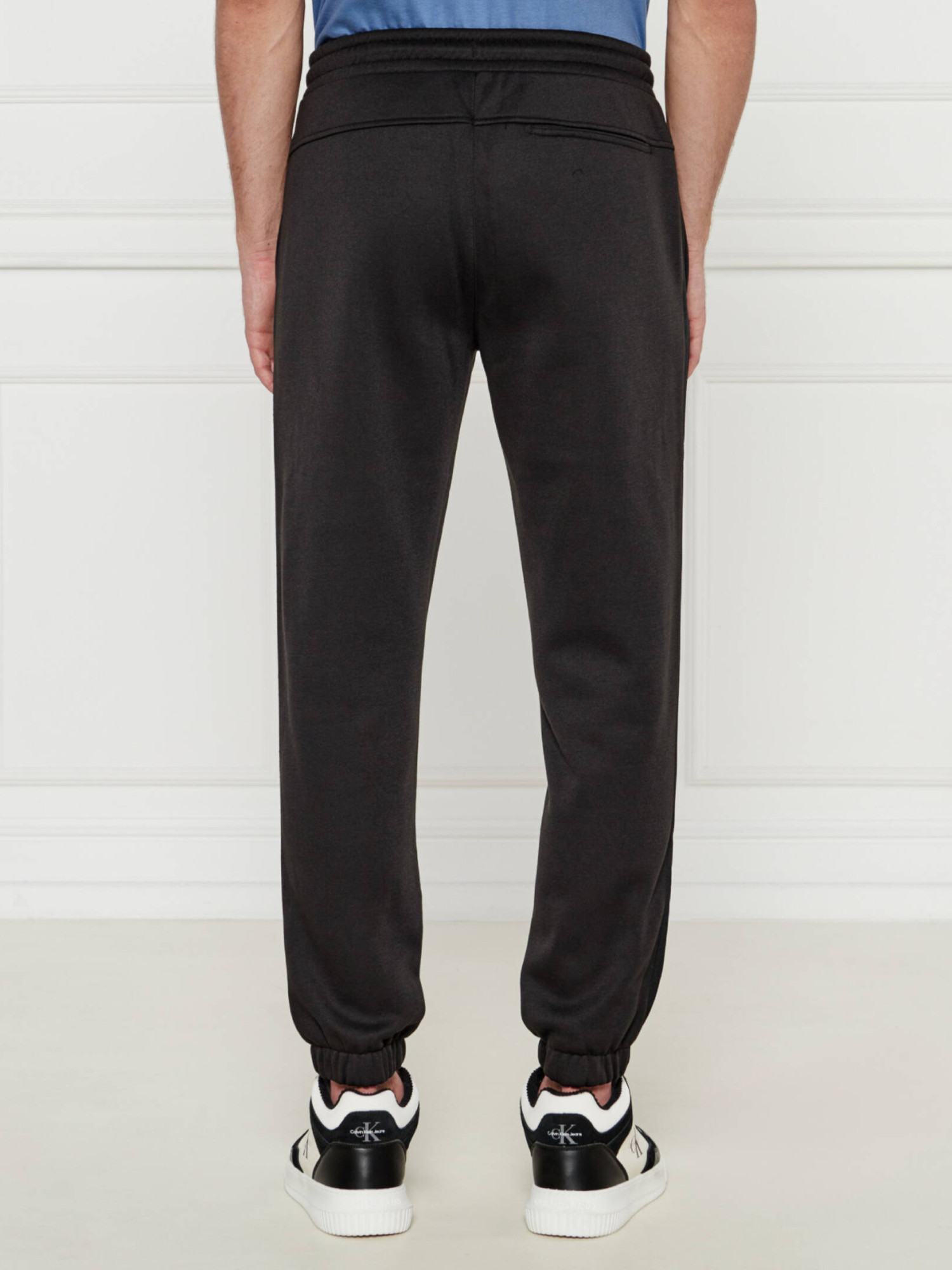 detail Calvin Klein pánske čierne tepláky