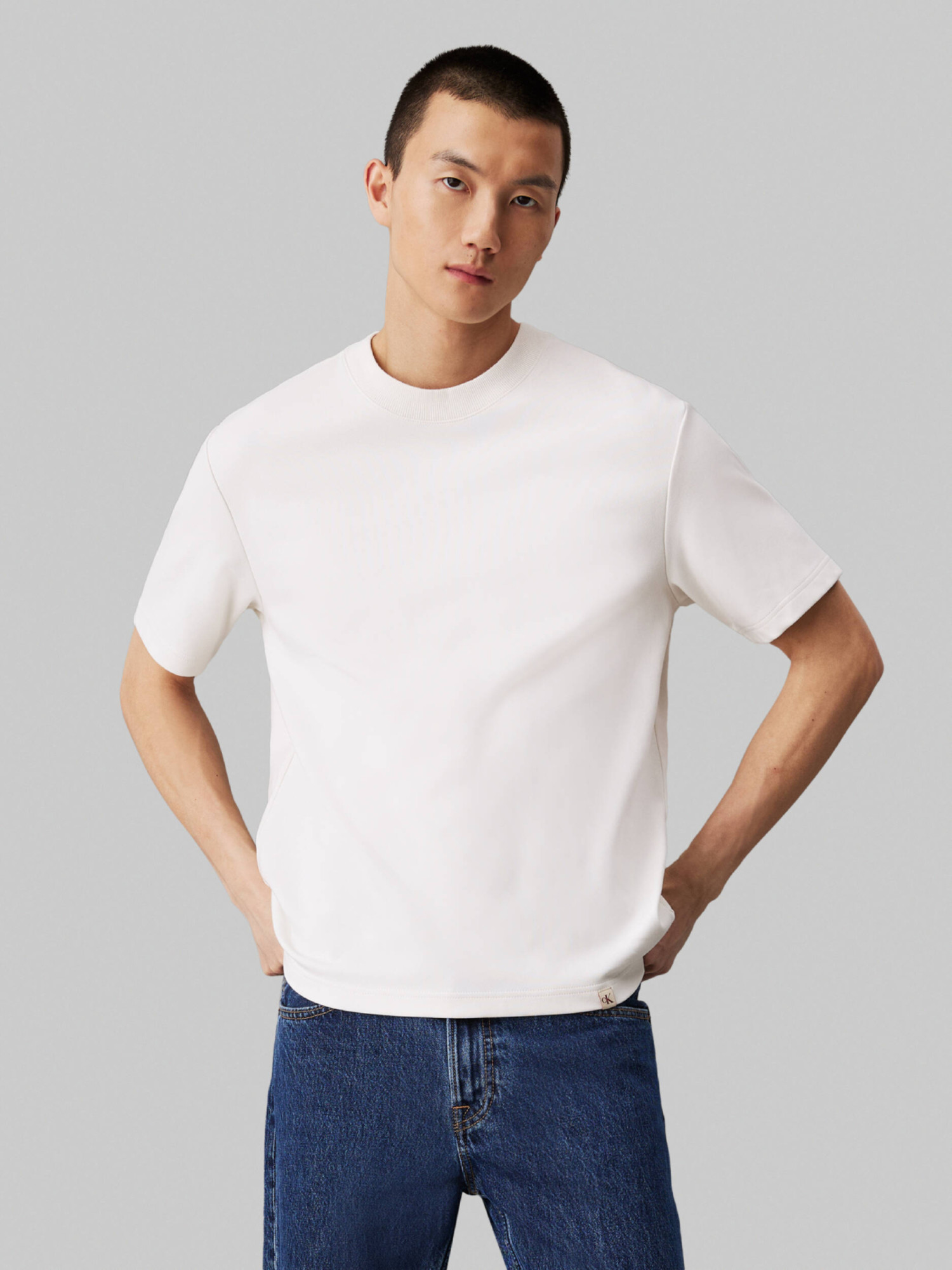 detail Calvin Klein pánske krémové tričko