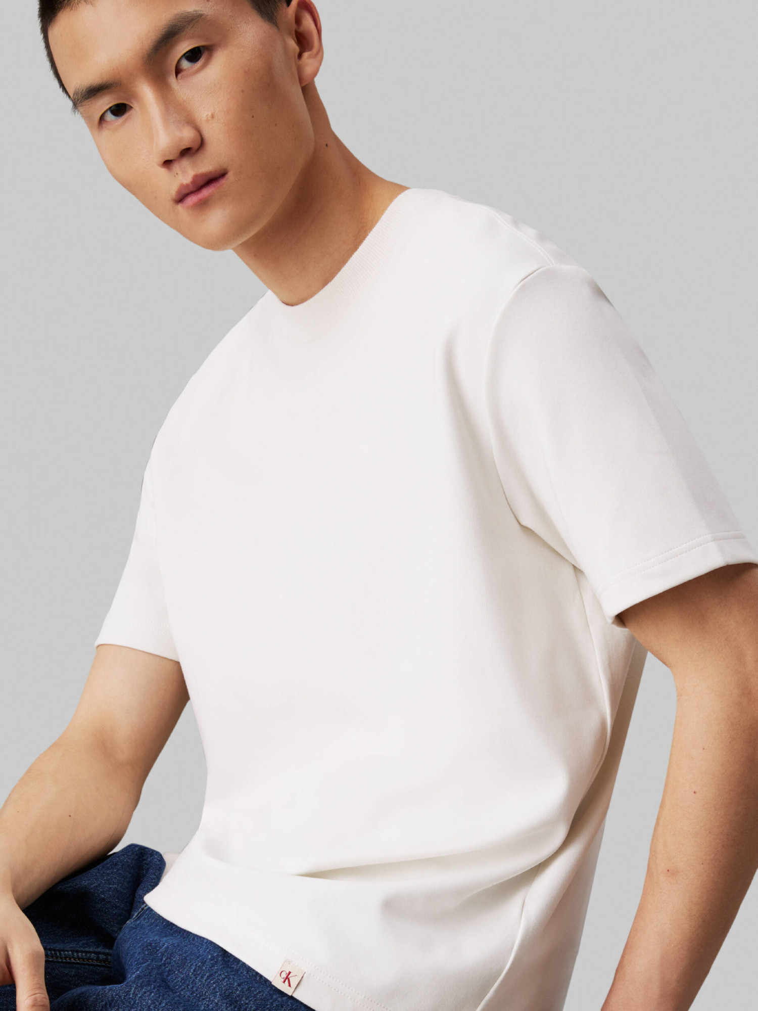 detail Calvin Klein pánske krémové tričko