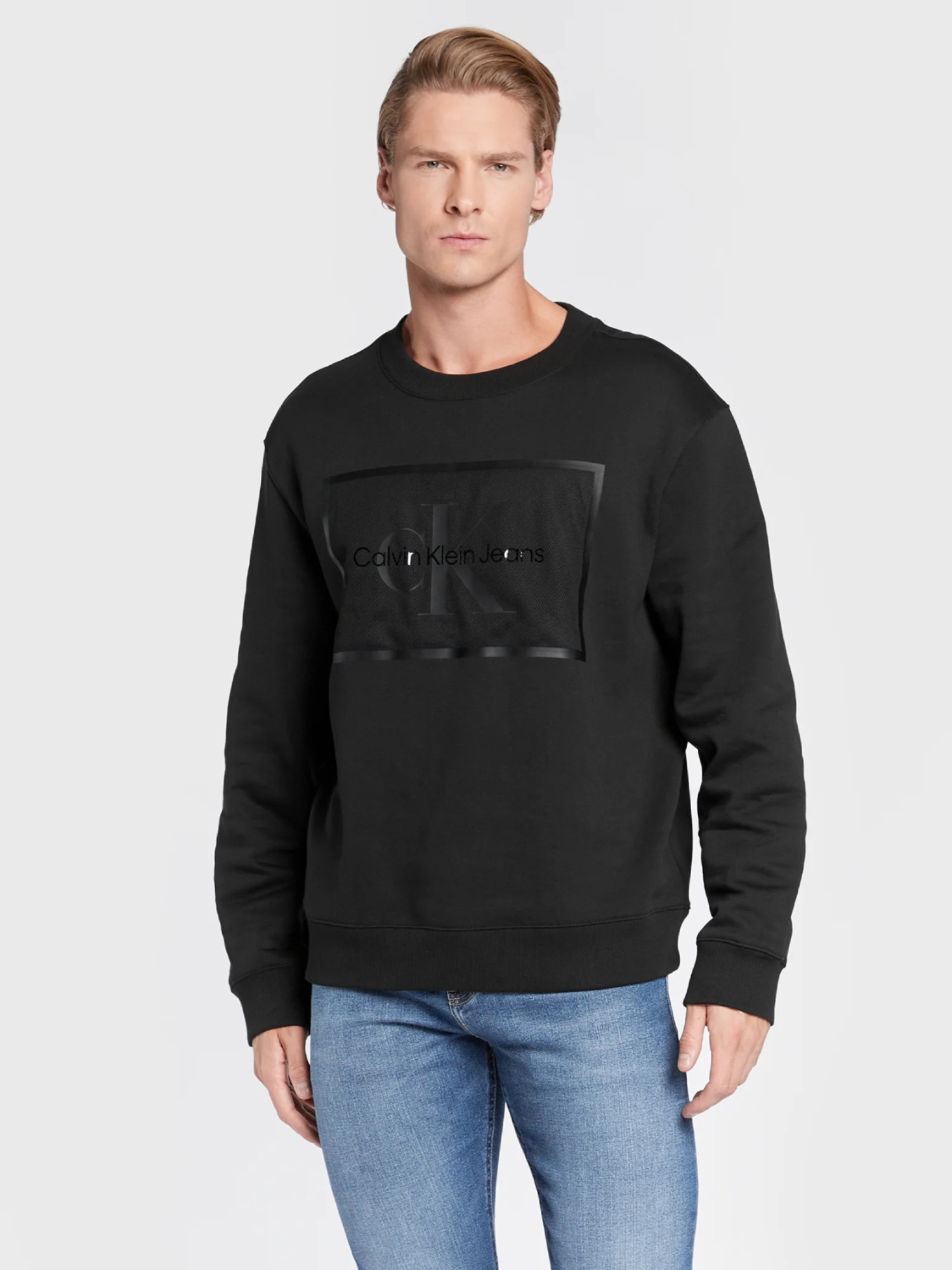 detail Calvin Klein pánska čierna mikina