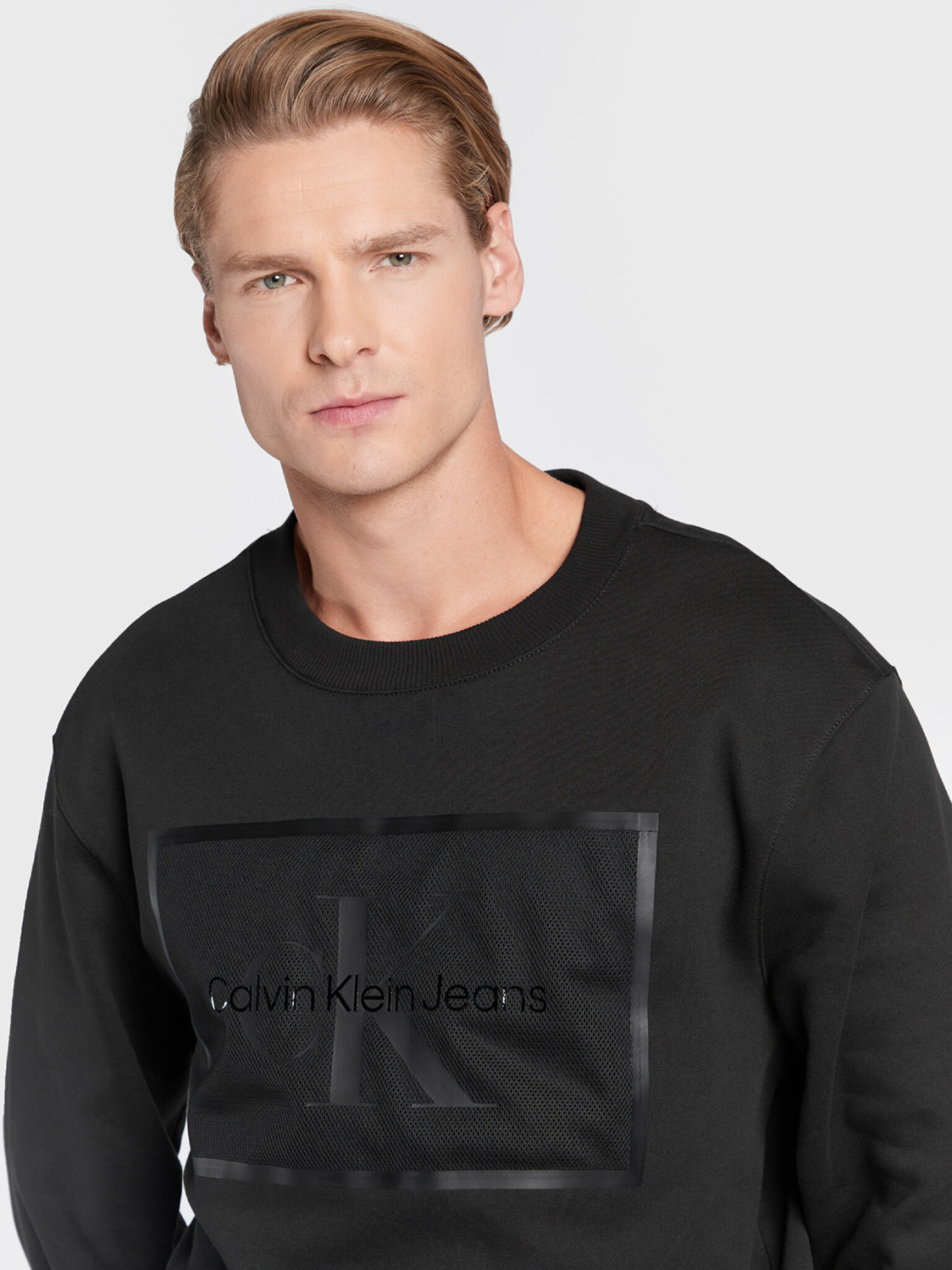 detail Calvin Klein pánska čierna mikina