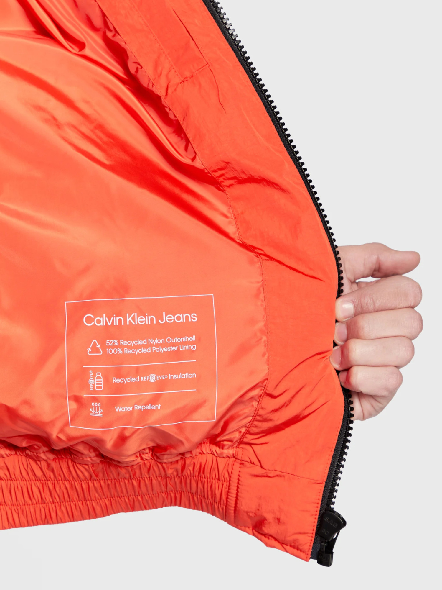 detail Calvin Klein pánsky koralový bomber