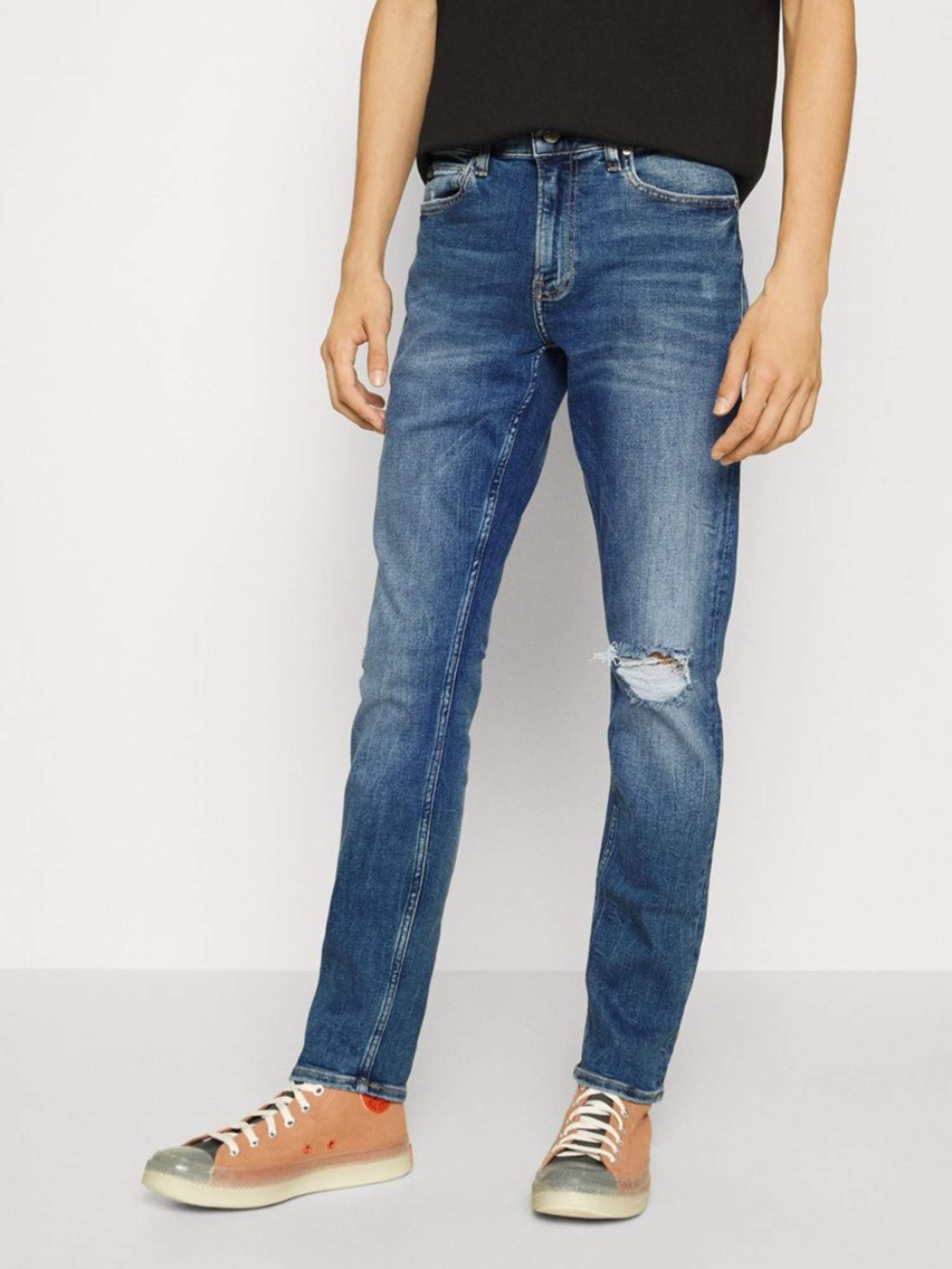 detail Calvin Klein pánske modré džínsy SLIM