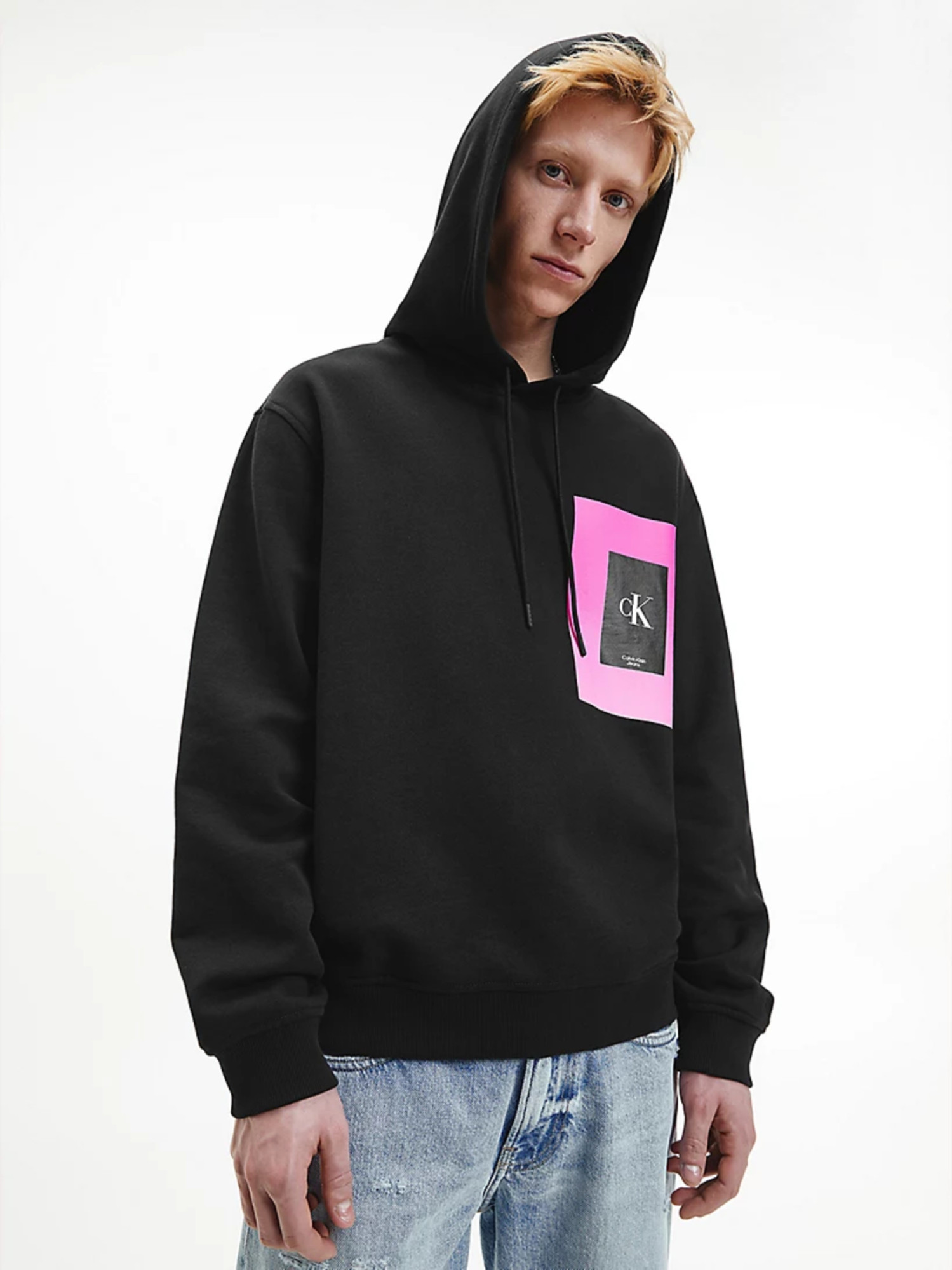 detail Calvin Klein pánska čierna mikina