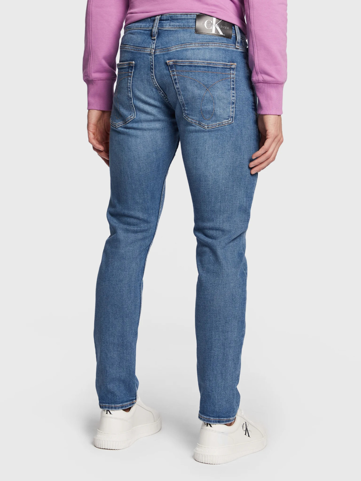 detail Calvin Klein pánske modré džínsy SLIM