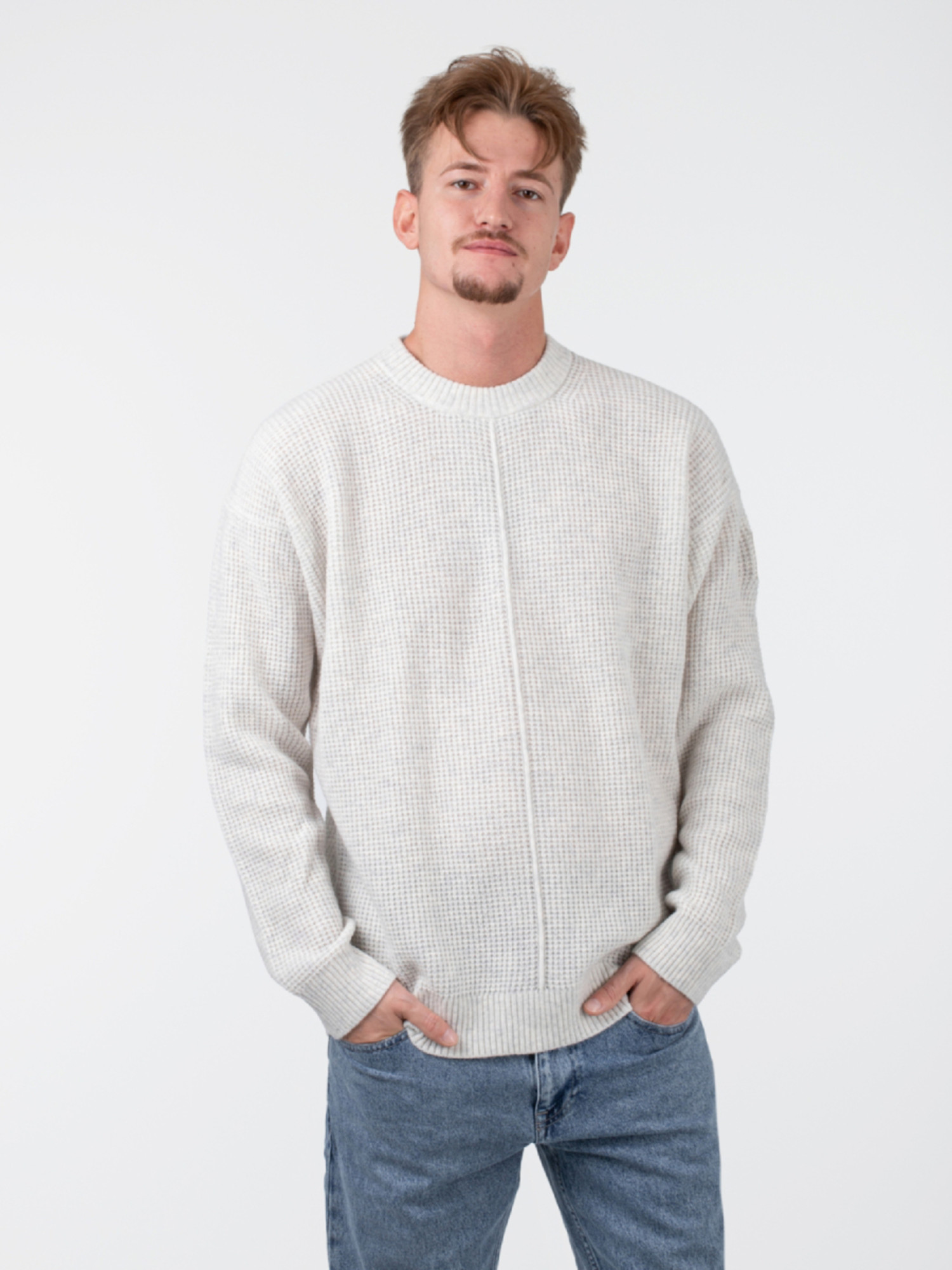 detail Calvin Klein pánsky svetlošedý sveter