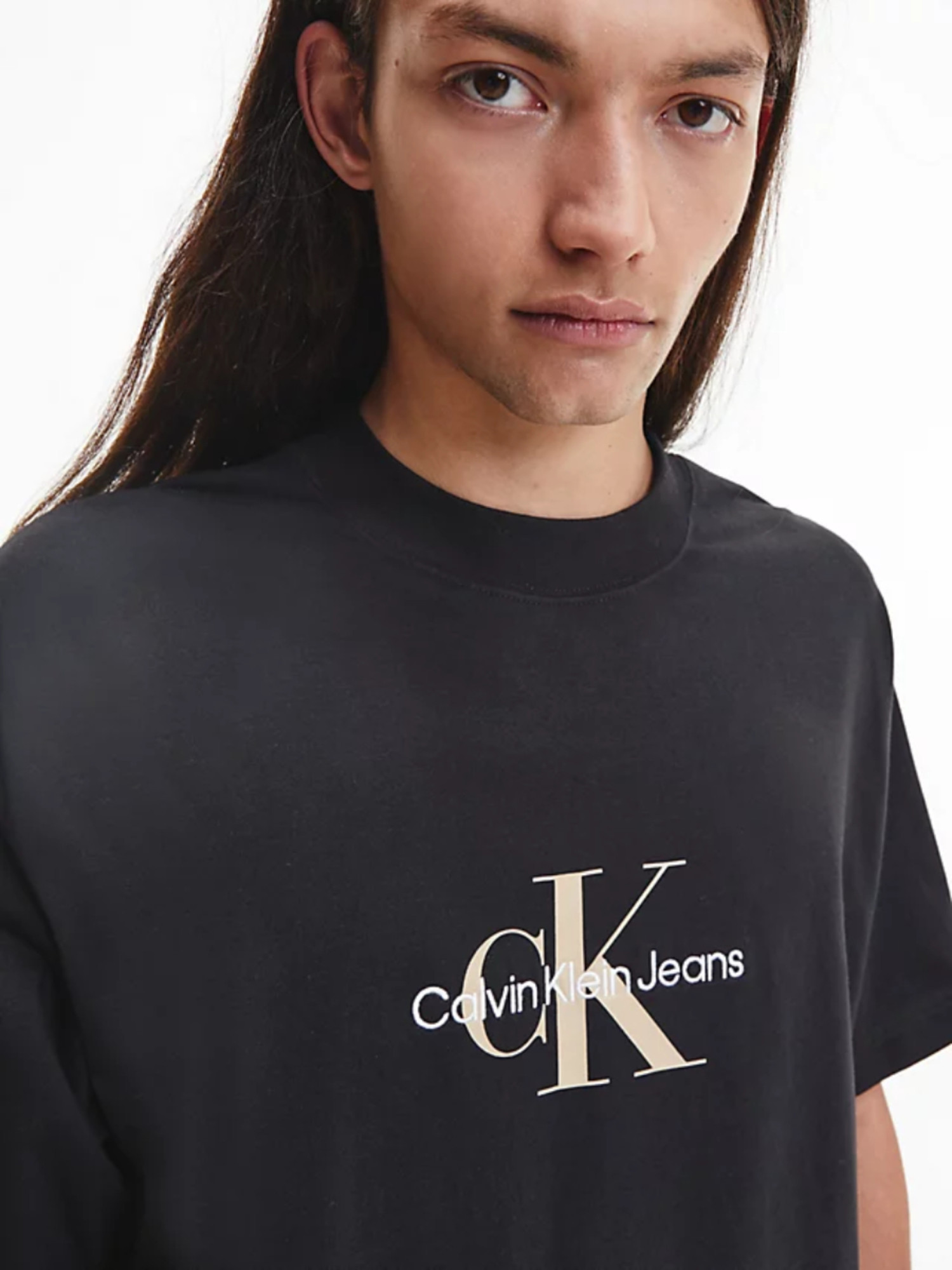 detail Calvin Klein pánske čierne tričko