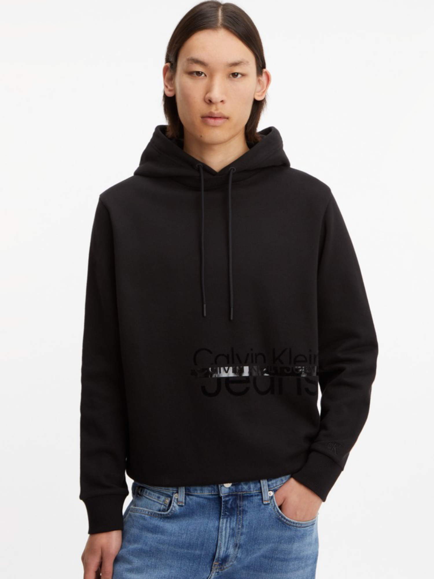 detail Calvin Klein pánska čierna mikina