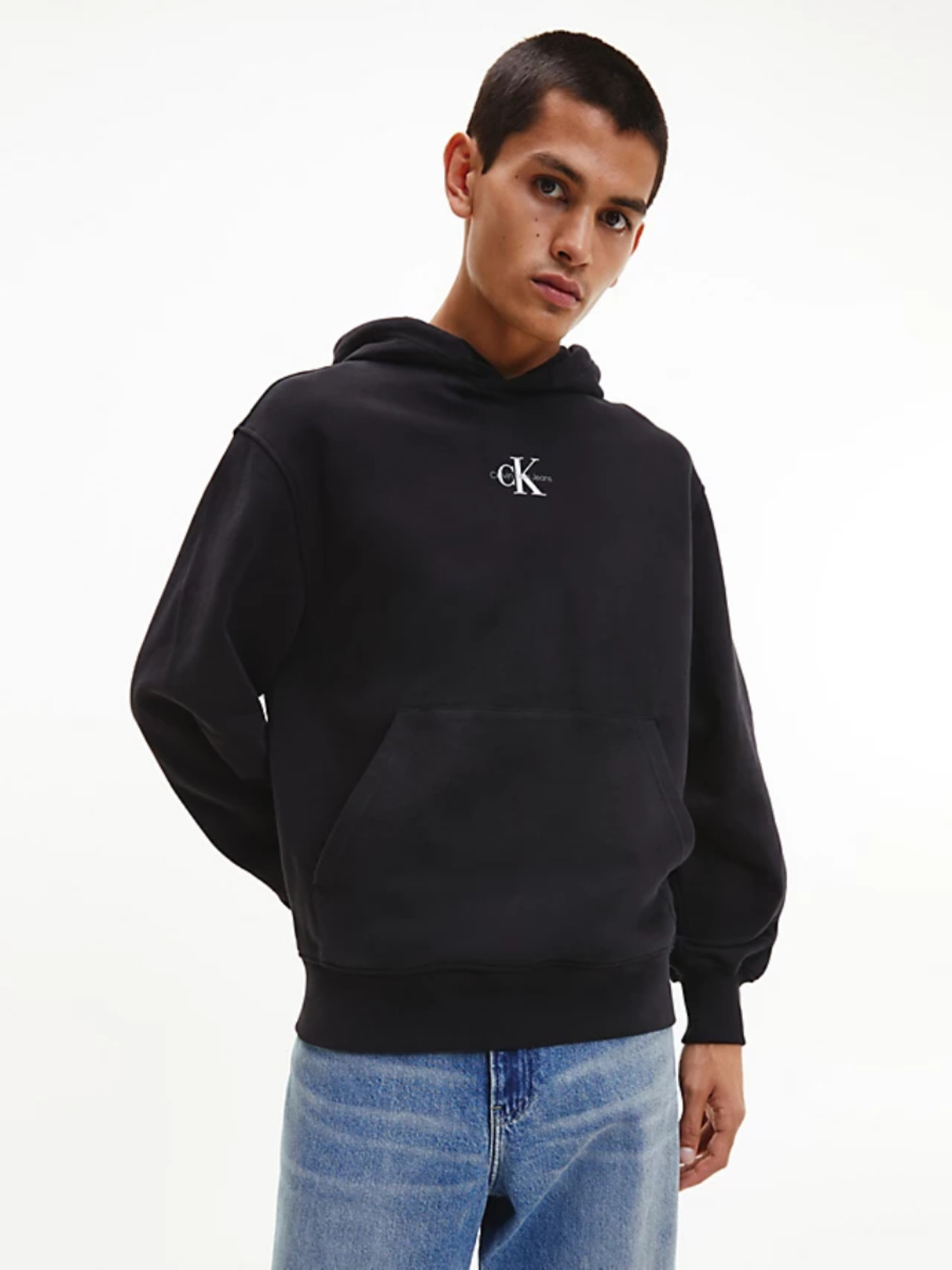 detail Calvin Klein pánska čierna mikina MICRO MONOLOGO