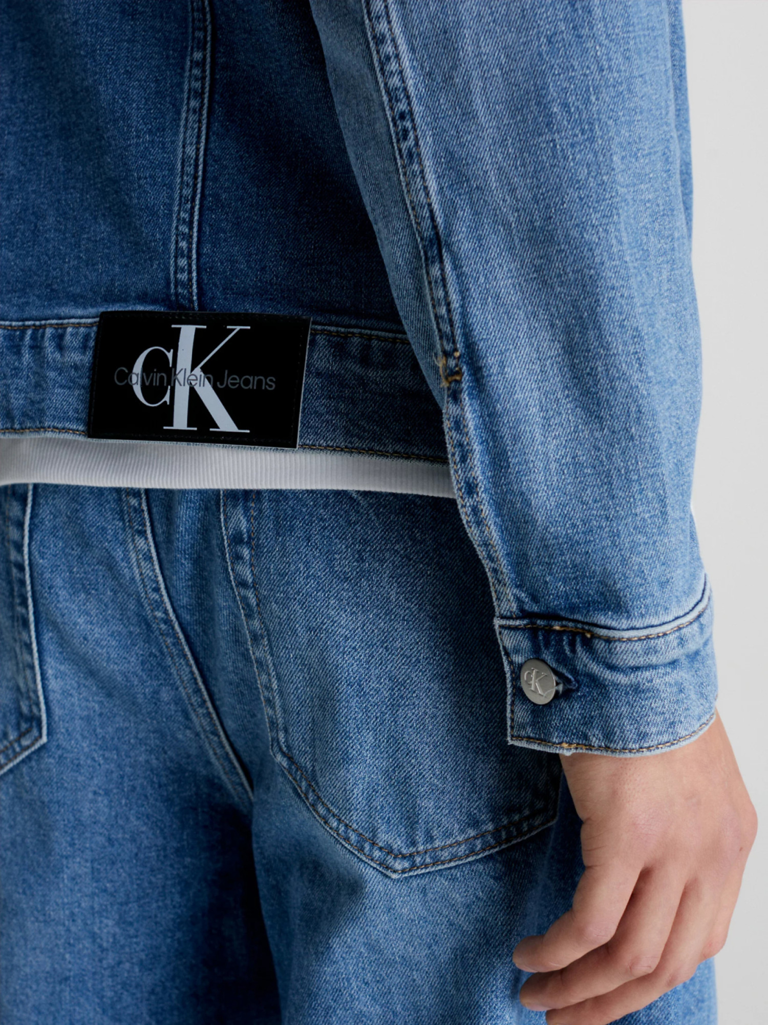 detail Calvin Klein pánska modrá džínsová bunda