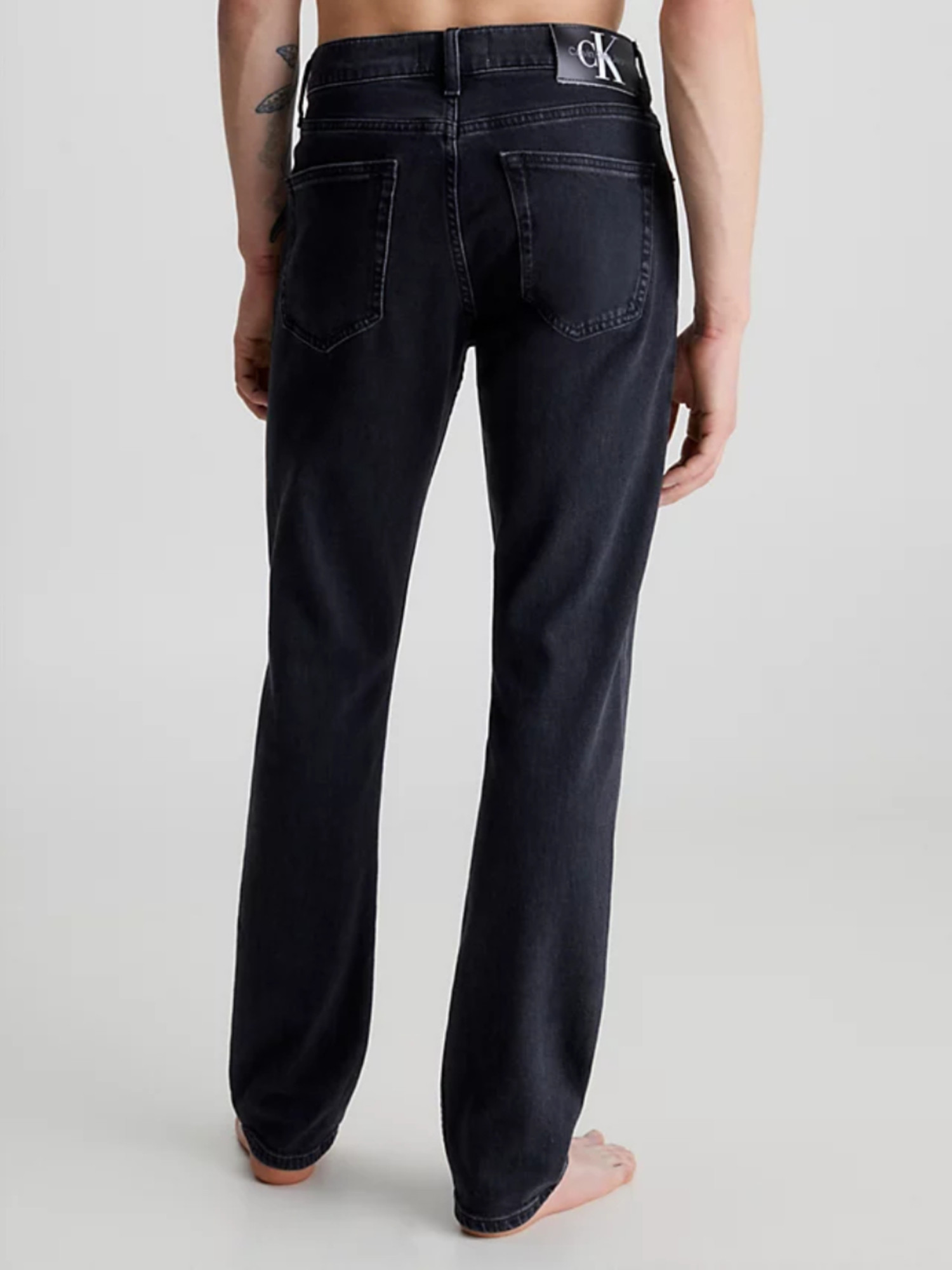 detail Calvin Klein pánske čierne džínsy AUTHENTIC STRAIGHT