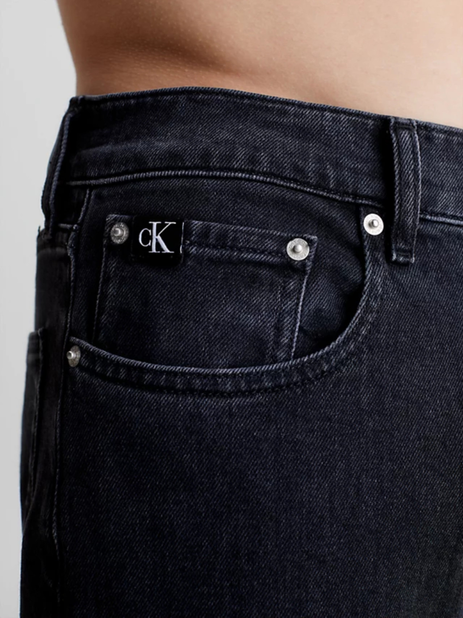 detail Calvin Klein pánske čierne džínsy AUTHENTIC STRAIGHT