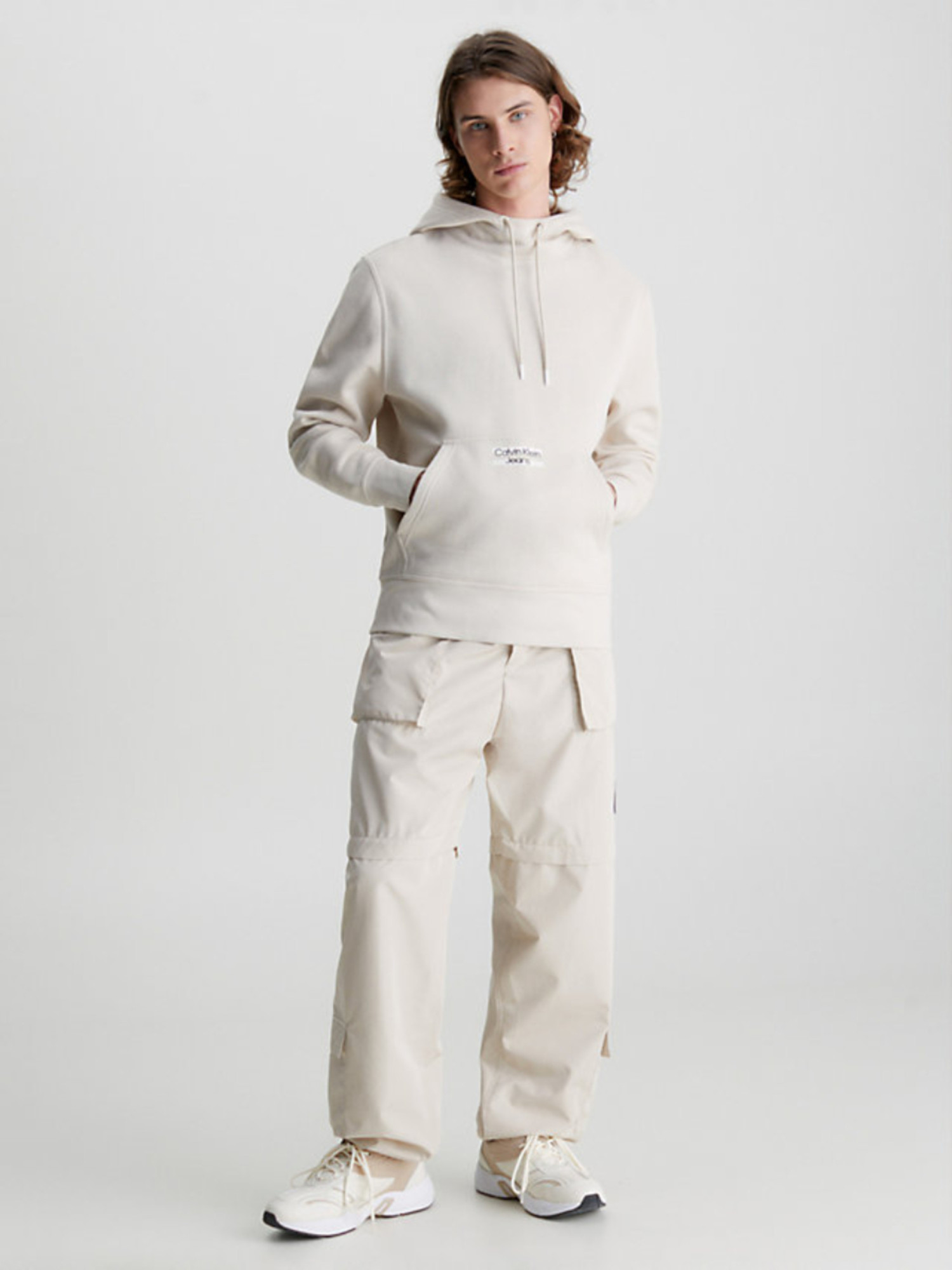 detail Calvin Klein pánska béžová mikina TRANSPARENT STRIPE LOGO