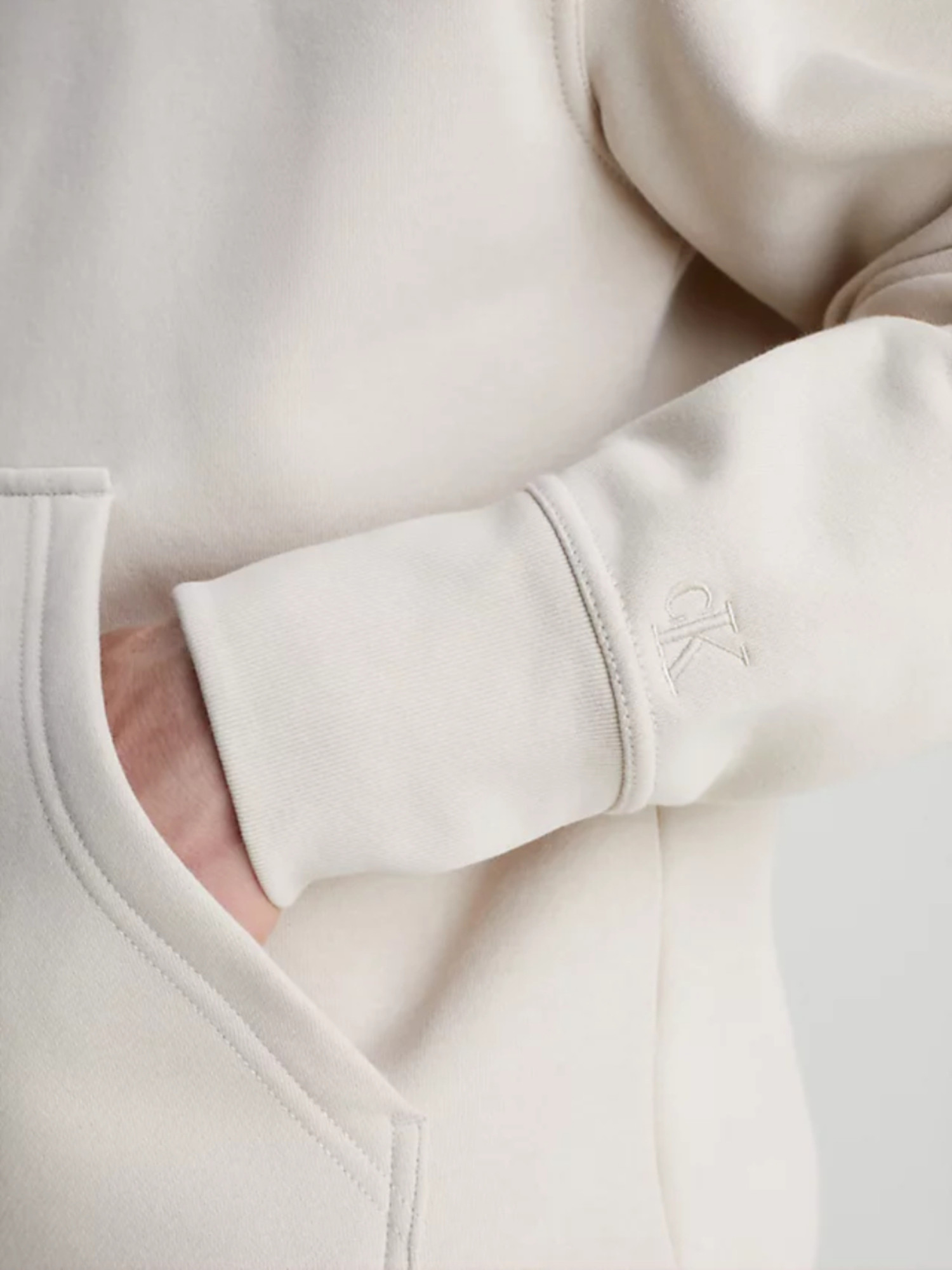 detail Calvin Klein pánska béžová mikina TRANSPARENT STRIPE LOGO