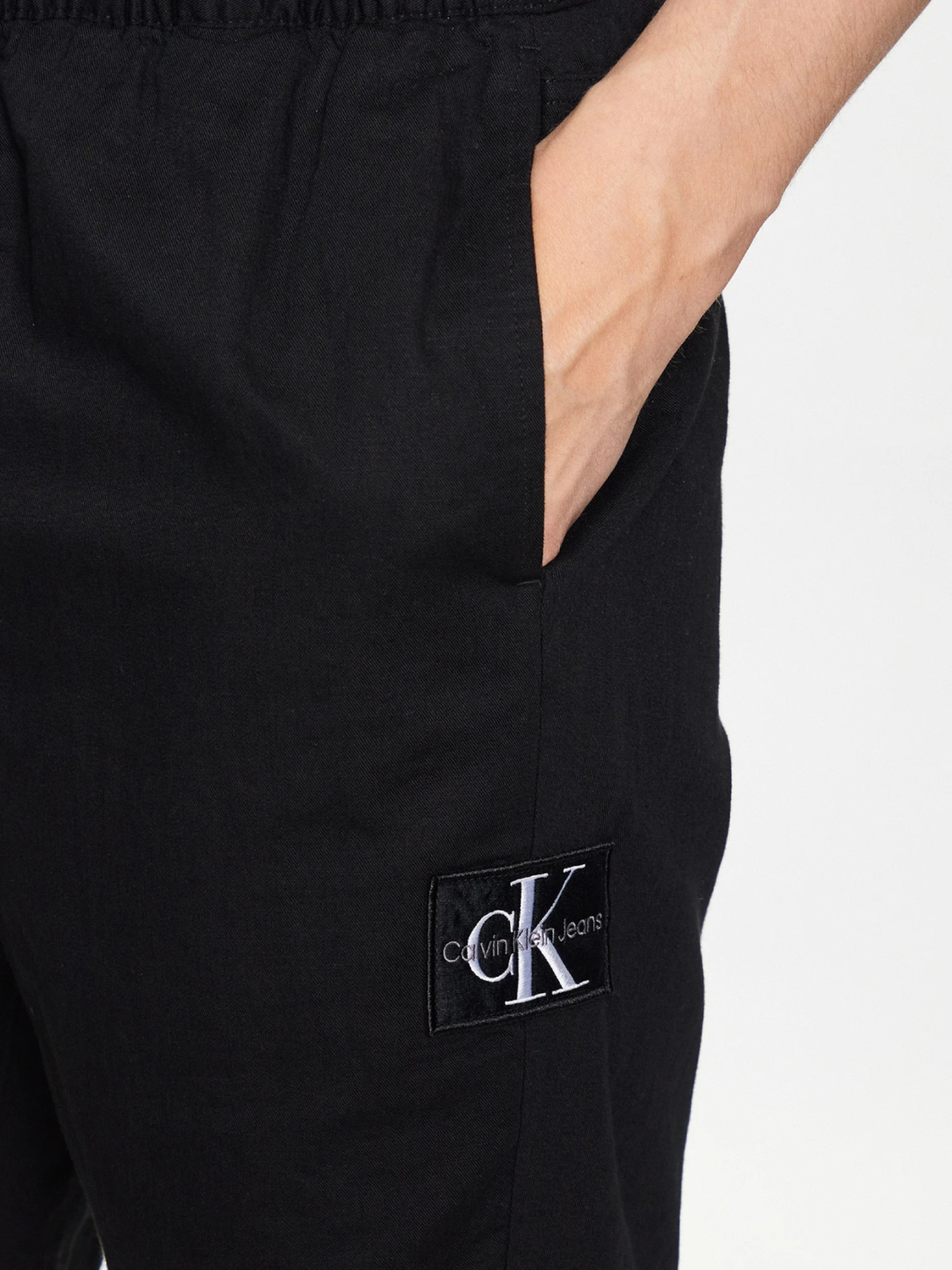 detail Calvin Klein pánske čierne látkové šortky