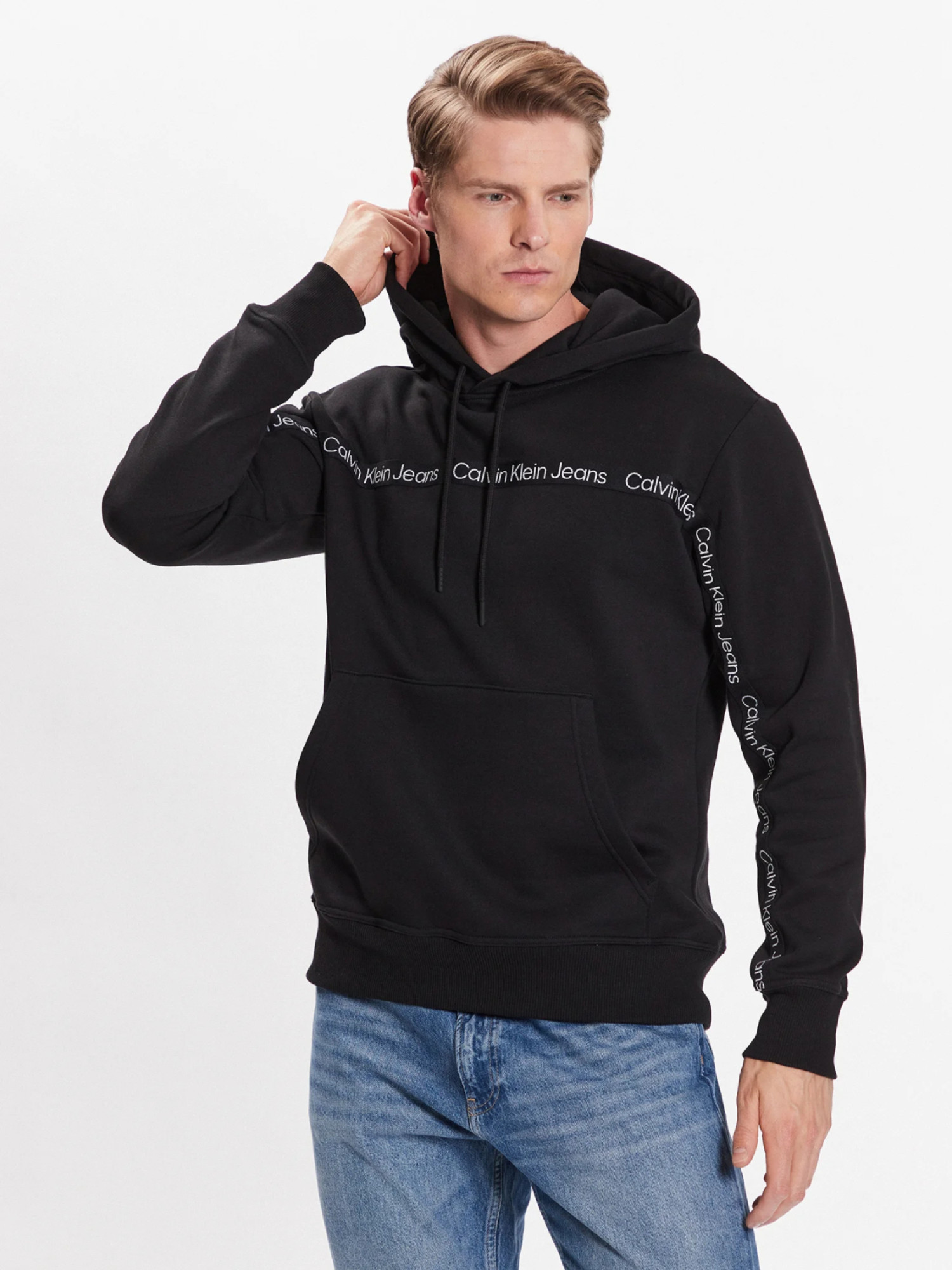detail Calvin Klein pánska čierna mikina