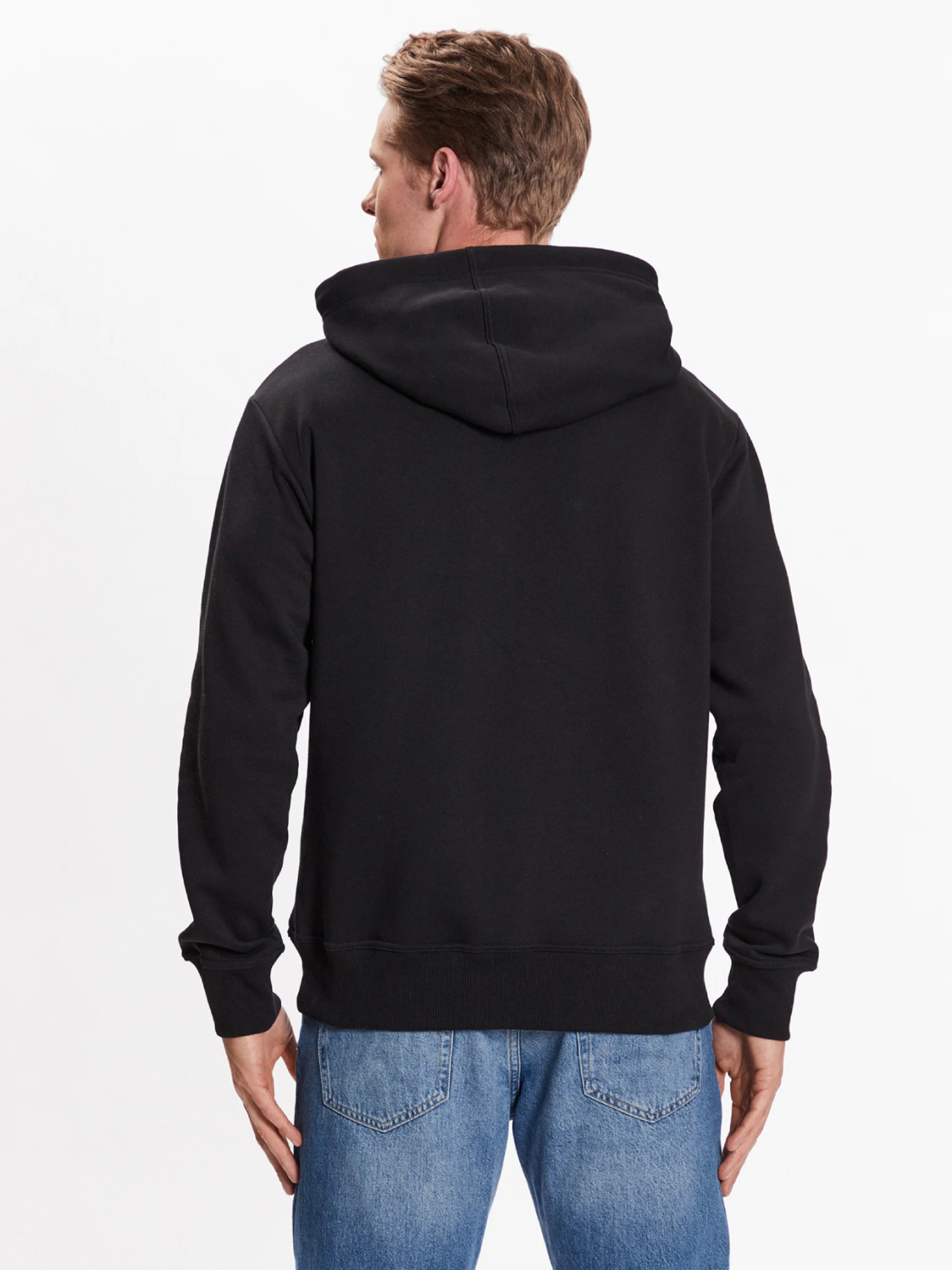 detail Calvin Klein pánska čierna mikina