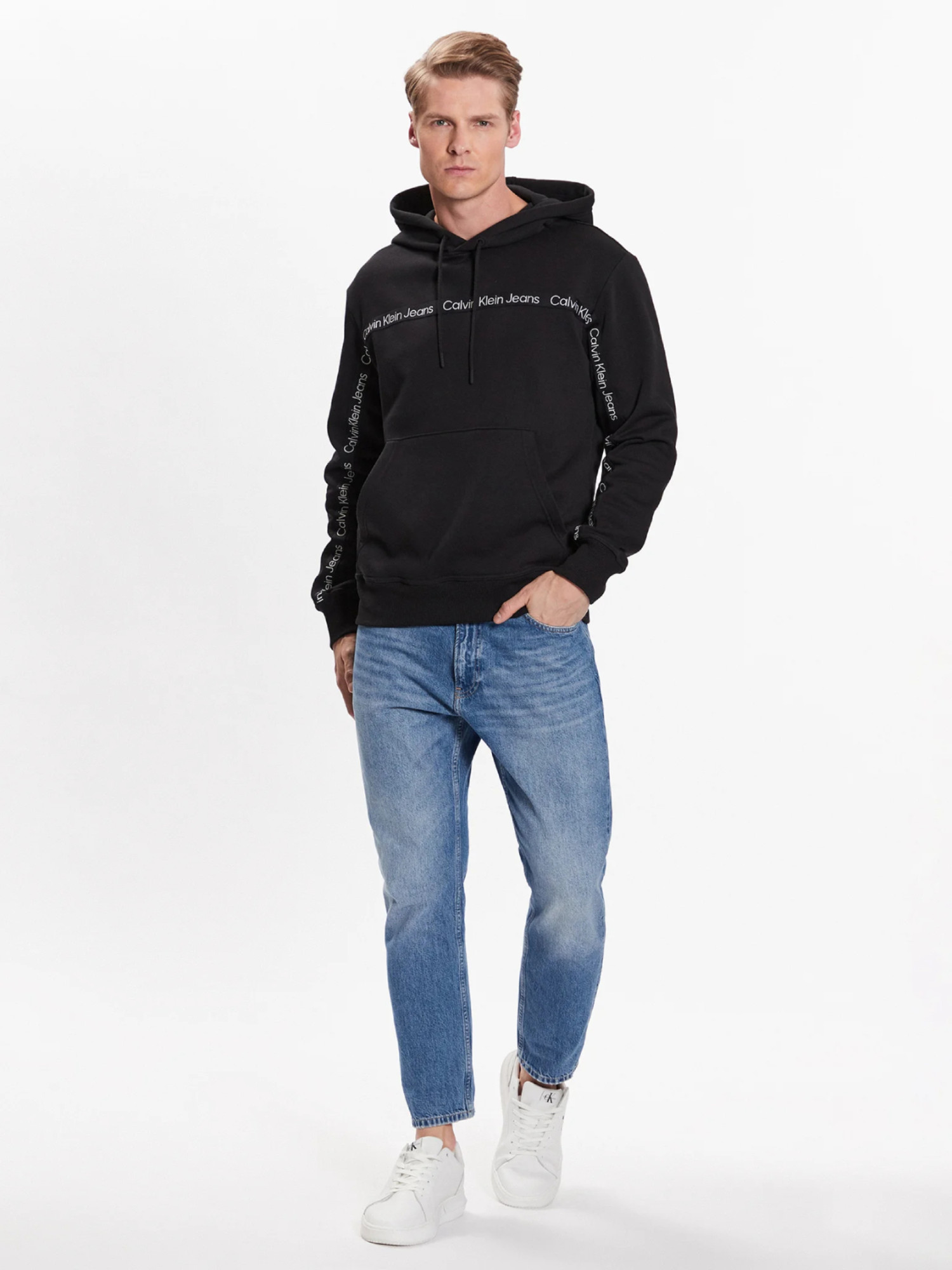 detail Calvin Klein pánska čierna mikina