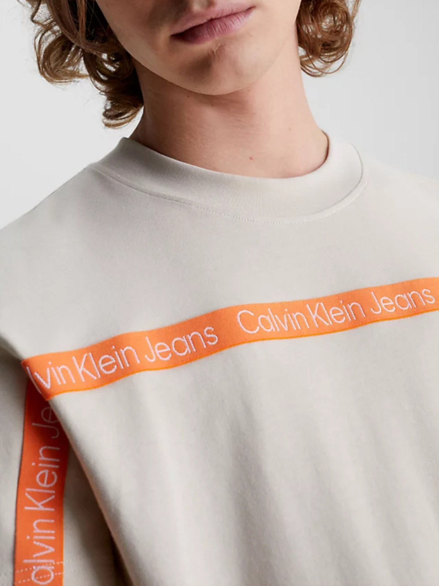 detail Calvin Klein pánske béžové tričko LOGO TAPE
