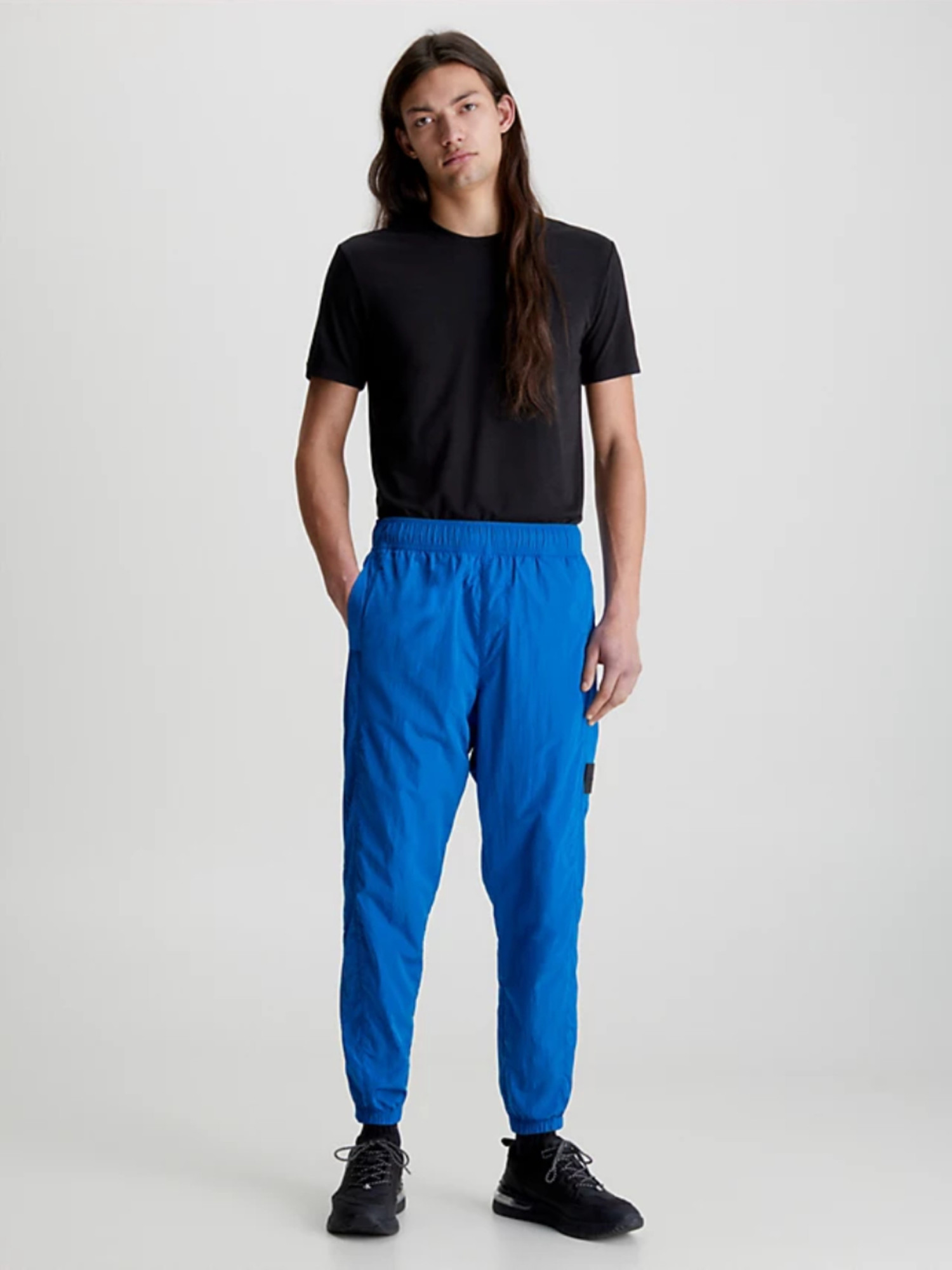 detail Calvin Klein pánske čierne tričko LOGO TAB