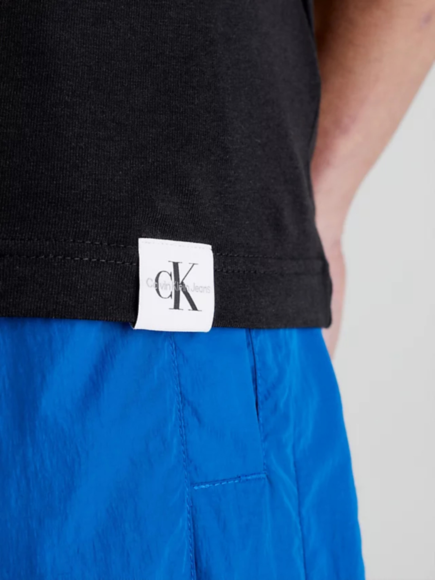 detail Calvin Klein pánske čierne tričko LOGO TAB